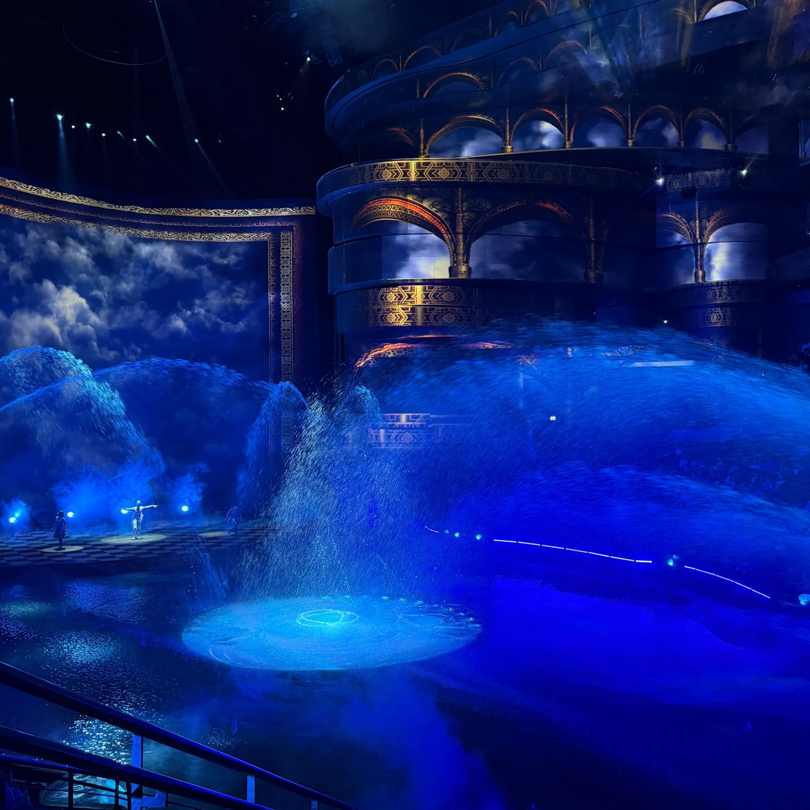 La Perle by Dragone: 90 Minuten Wasser und Akrobatik in Dubai