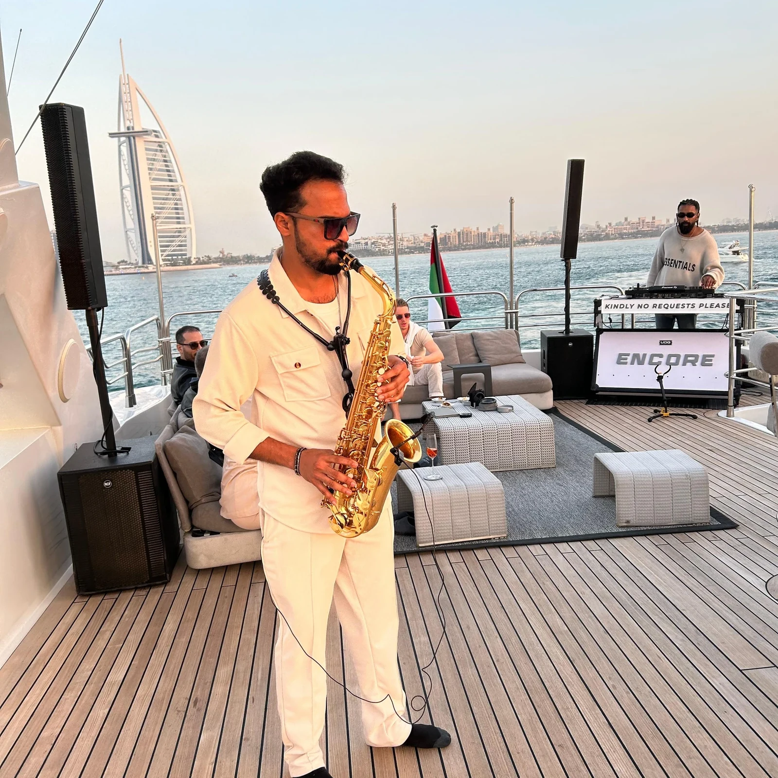 Superyacht entlang Dubais Küste mit DJ, Getränken und Schwimmzeit