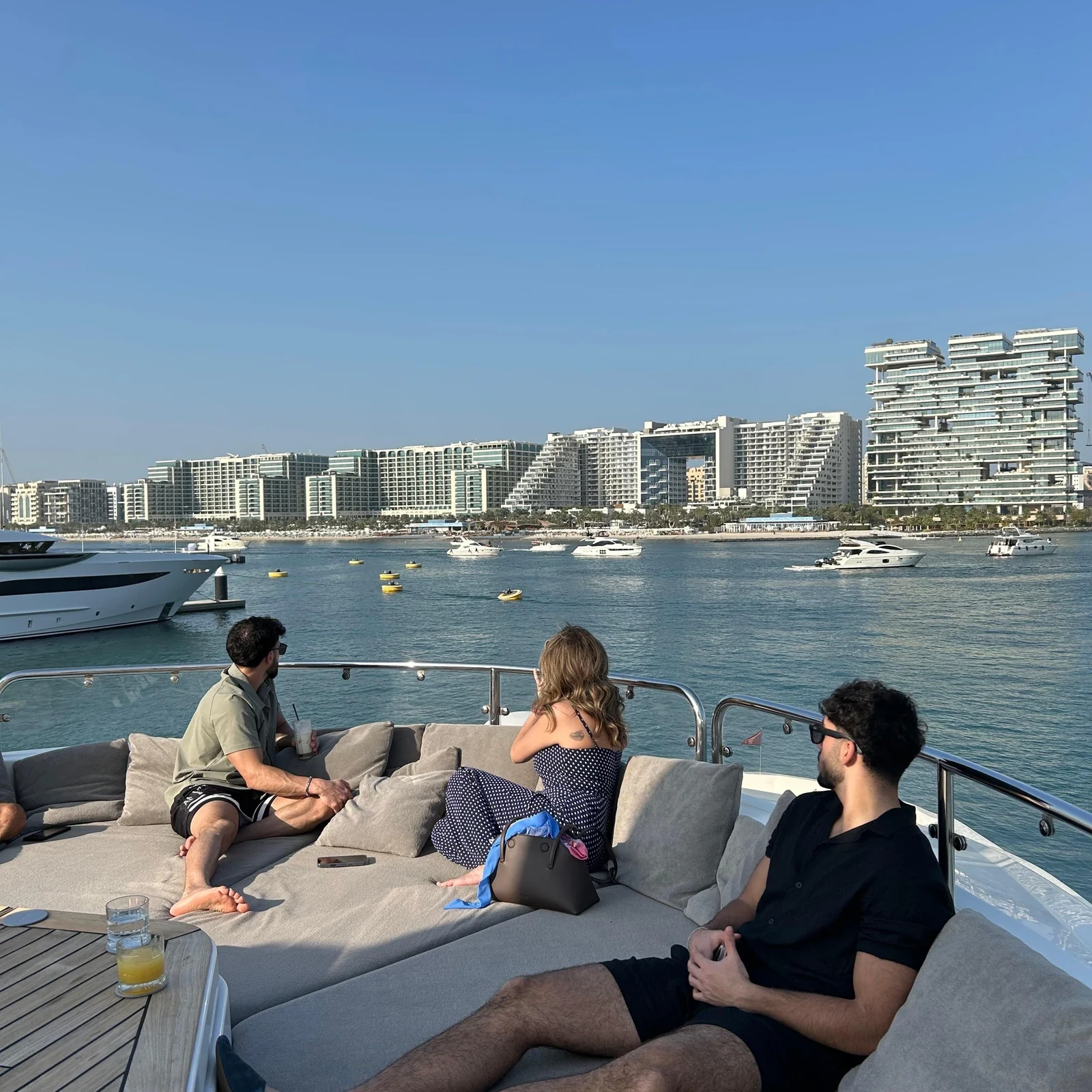Superyacht entlang Dubais Küste mit DJ, Getränken und Schwimmzeit