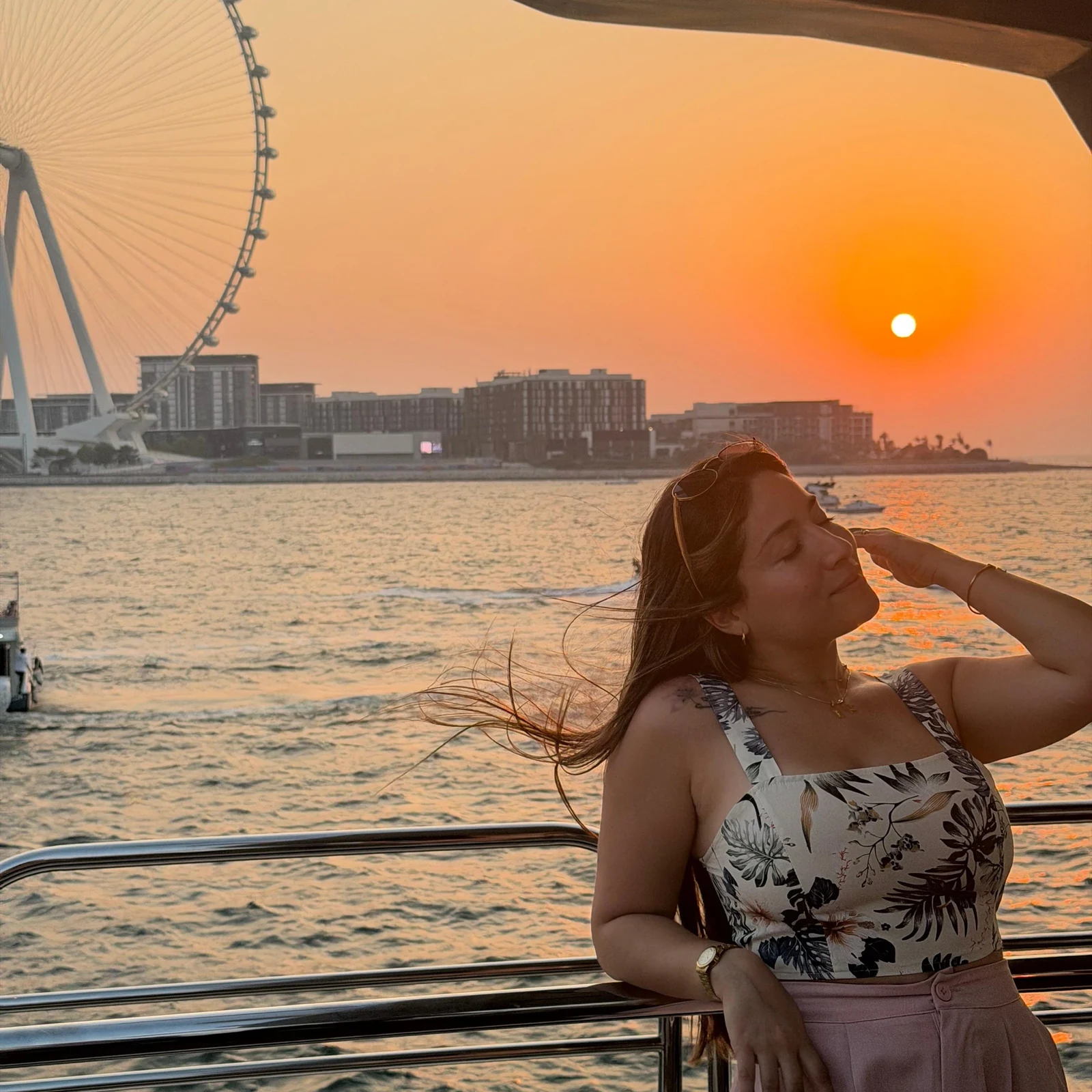 Superyacht entlang Dubais Küste mit DJ, Getränken und Schwimmzeit