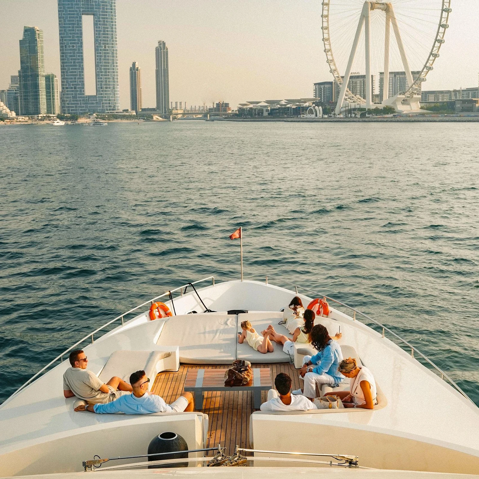 Superyacht entlang Dubais Küste mit DJ, Getränken und Schwimmzeit