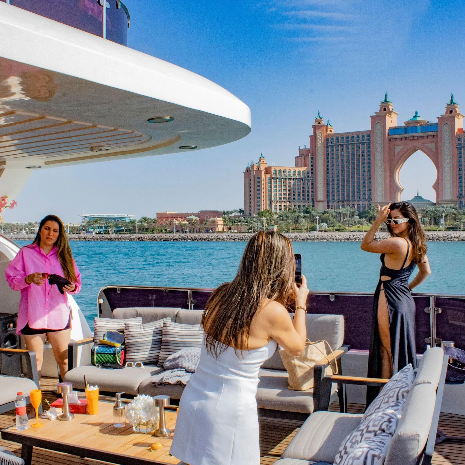 Superyacht entlang Dubais Küste mit DJ, Getränken und Schwimmzeit