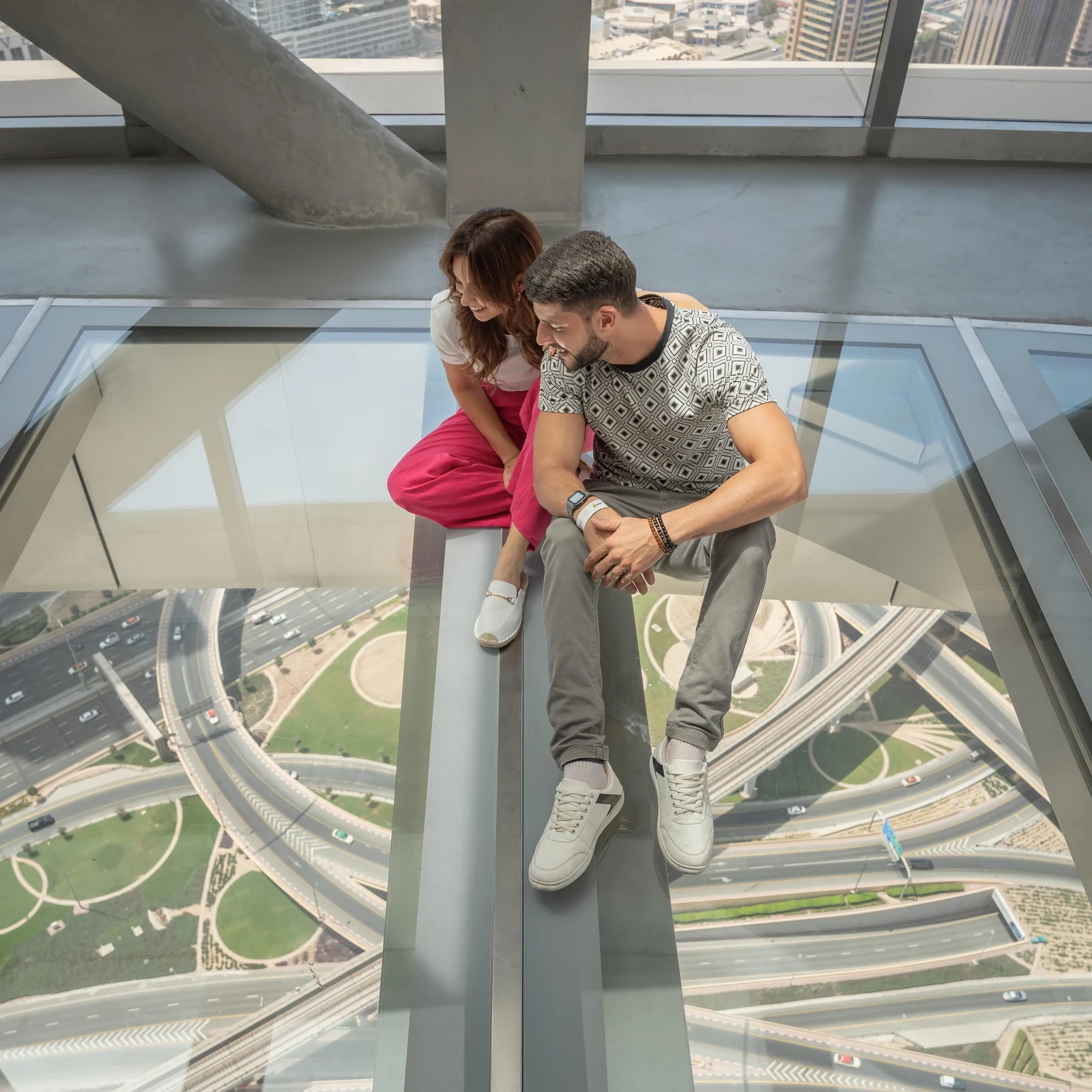 Sky Views Observatory Dubai: Glasboden, Skyline und Nervenkitzel über Downtown