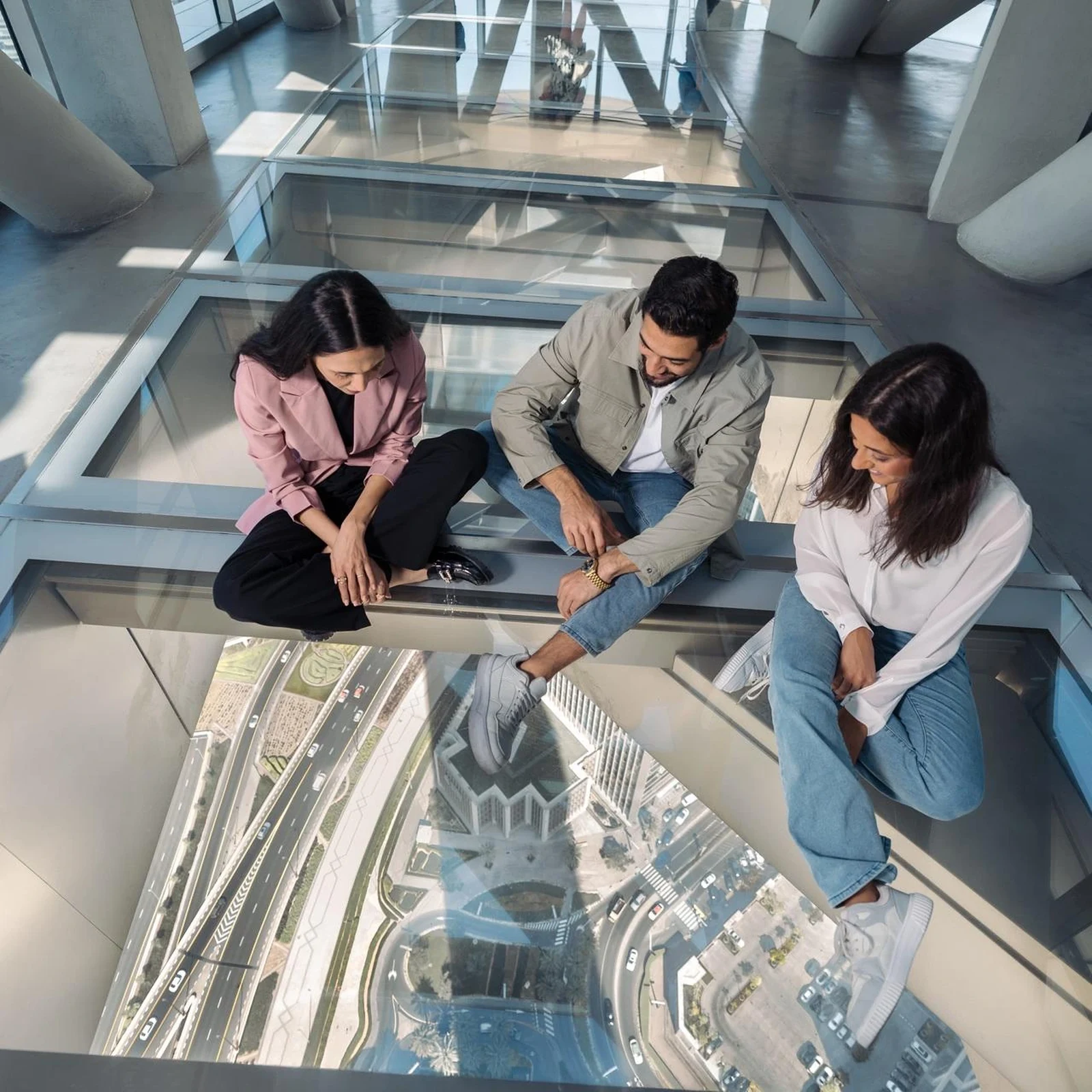 Sky Views Observatory Dubai: Glasboden, Skyline und Nervenkitzel über Downtown