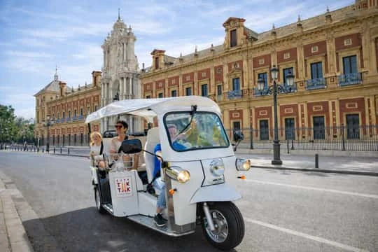 Tour privado en tuk tuk por Sevilla con guía local