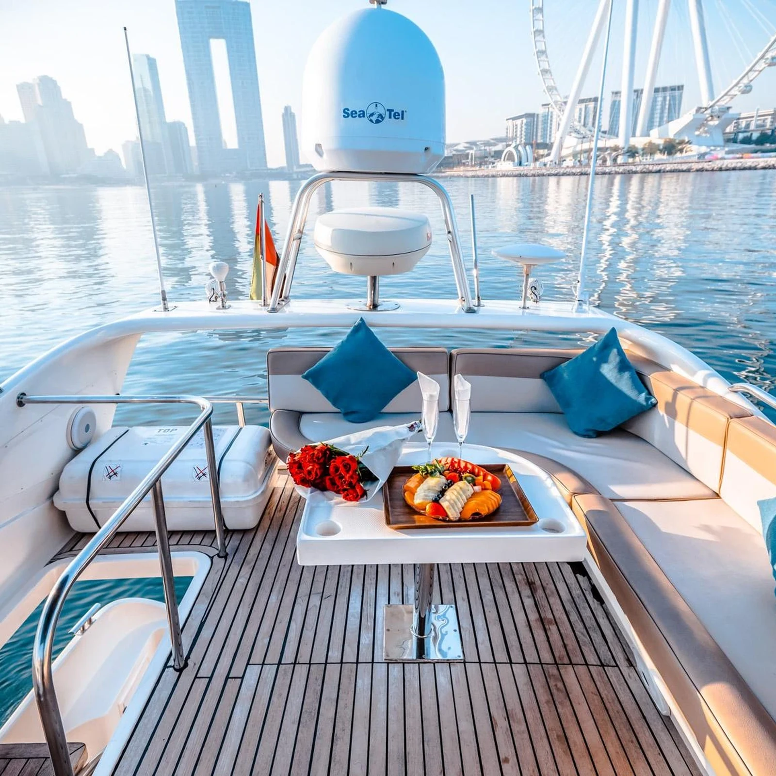 Dubai auf einer privaten Yacht für deine Gruppe mit bis zu 12 Personen