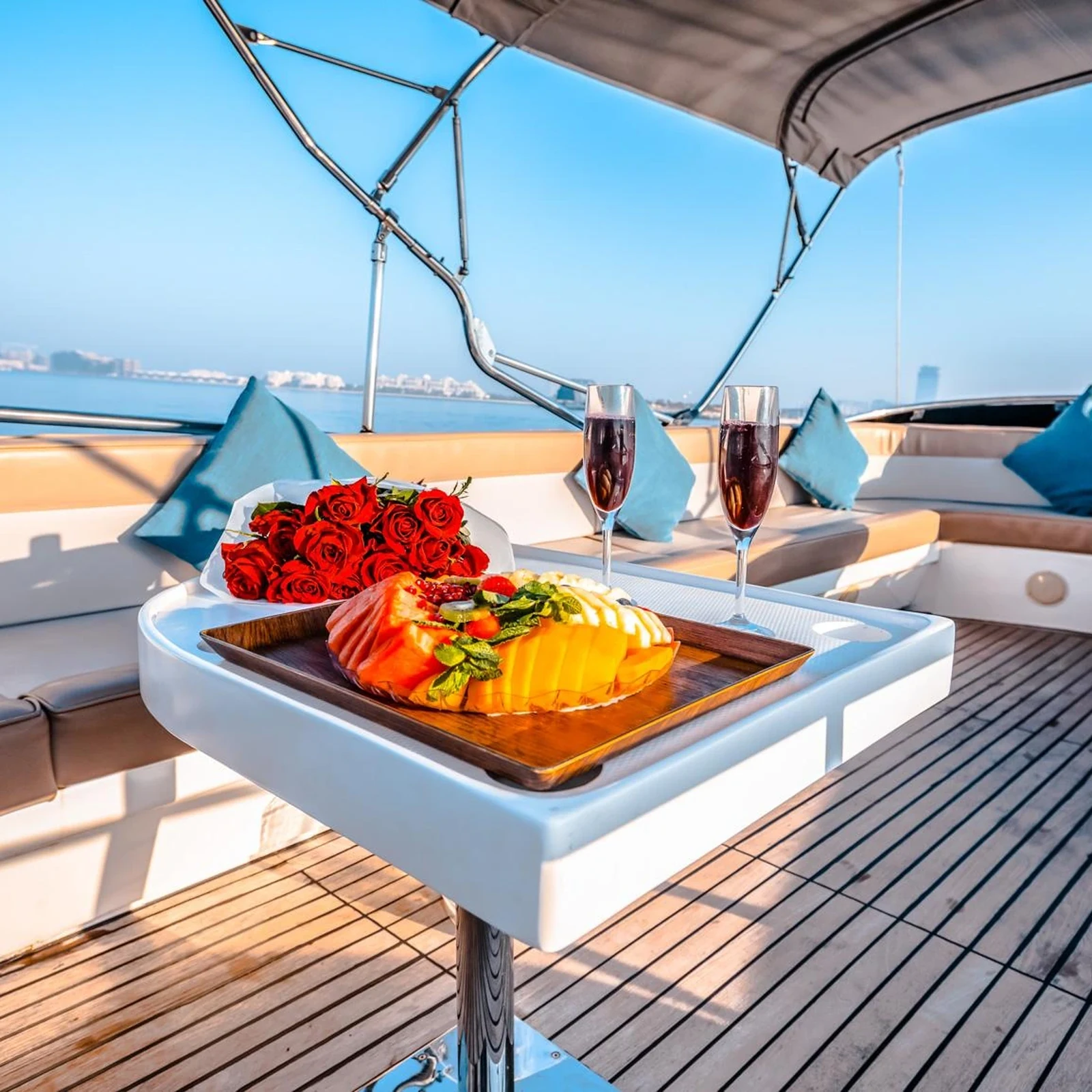 Dubai auf einer privaten Yacht für deine Gruppe mit bis zu 12 Personen