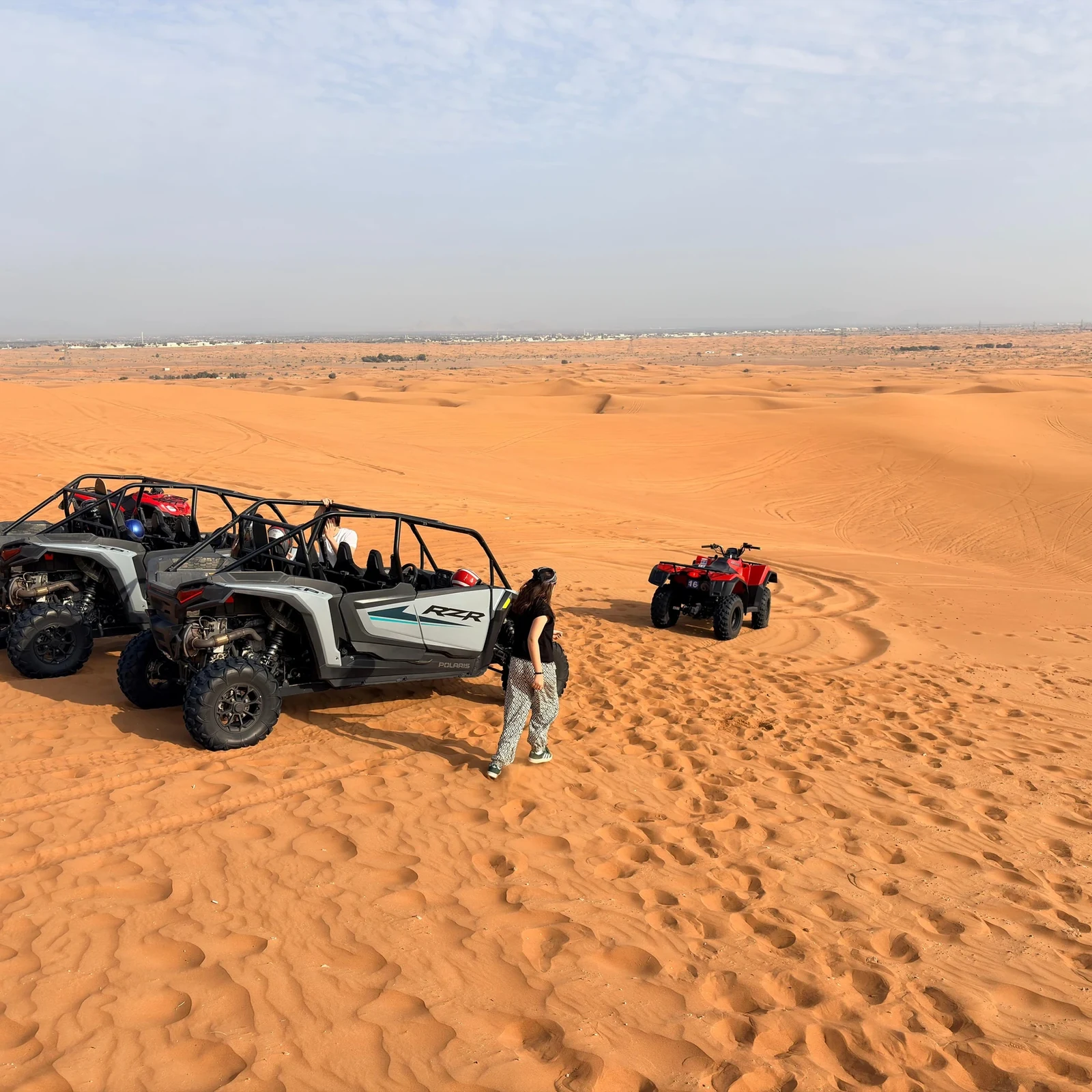 Buggy en el desierto de Dubái: dunas, sandboarding, camello y show