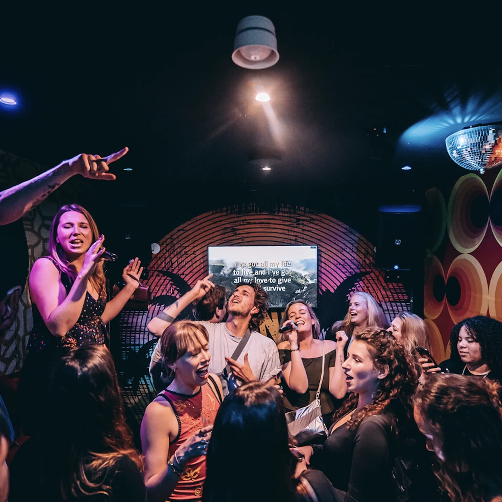 Benidorm Club Crawl: 2 Bars, 1 Club und ein bereits organisierter Partyabend