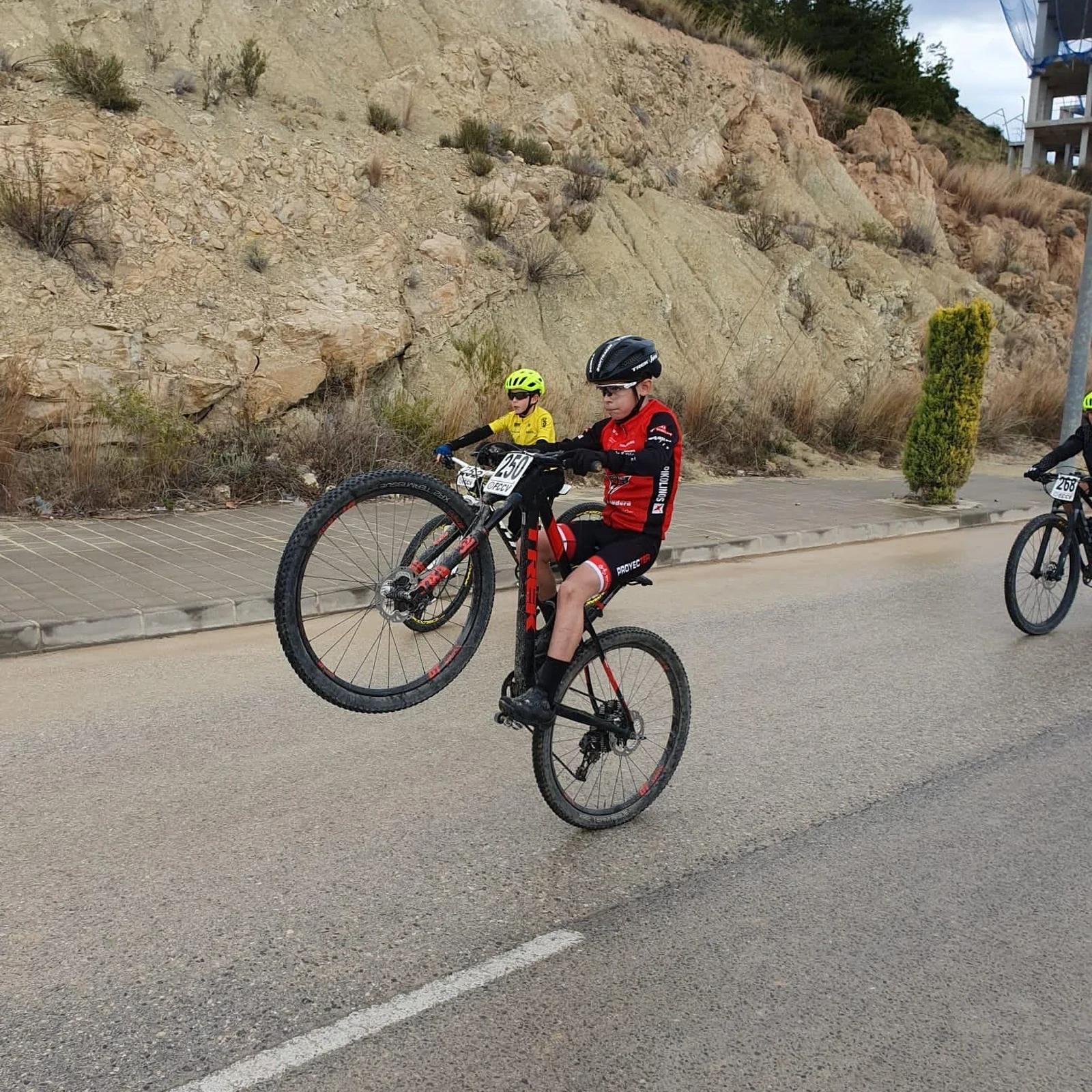 Benidorm a tu ritmo con una Mountain eBike o Fatbike de alquiler