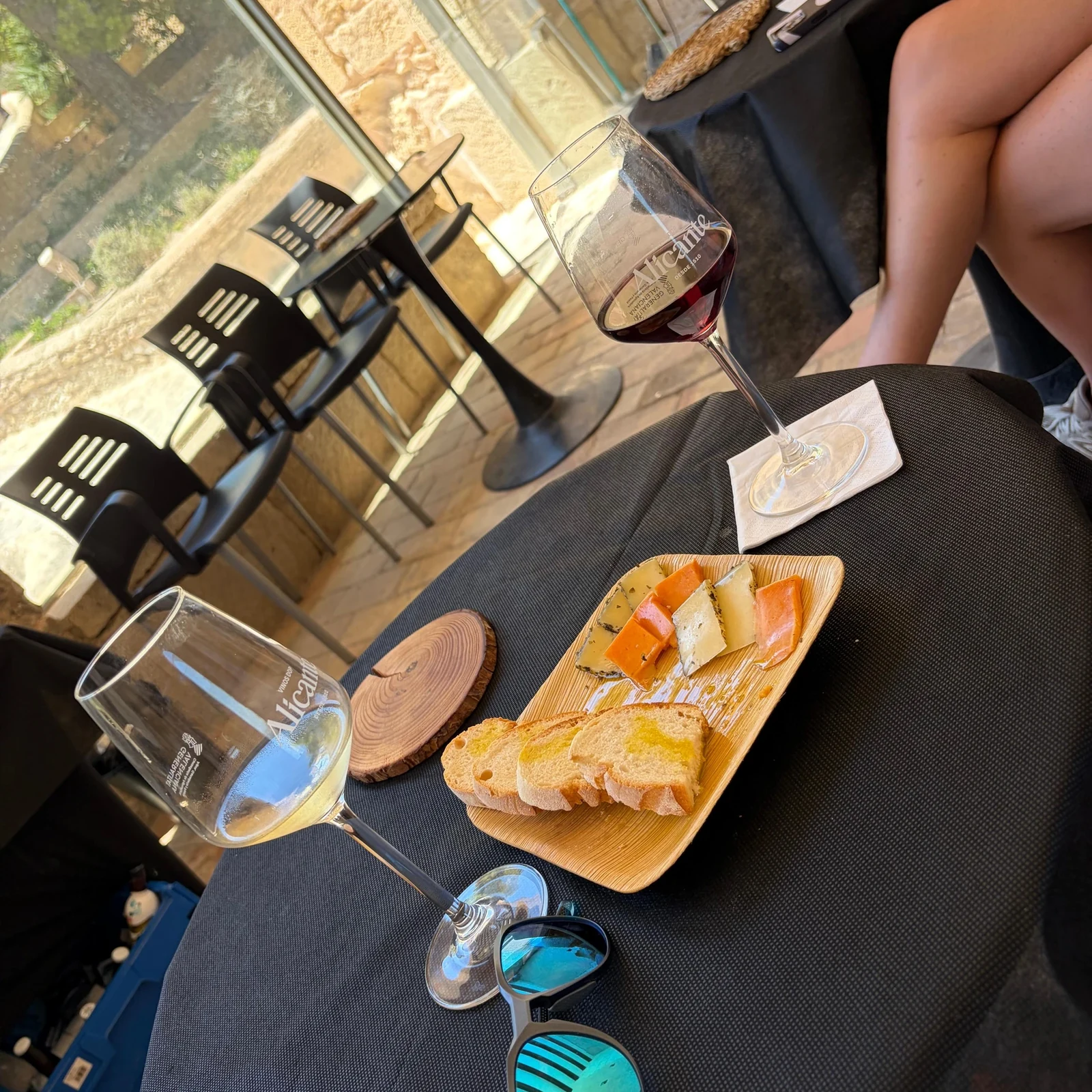 Tres vinos y tapas en el Castillo de Santa Bárbara de Alicante