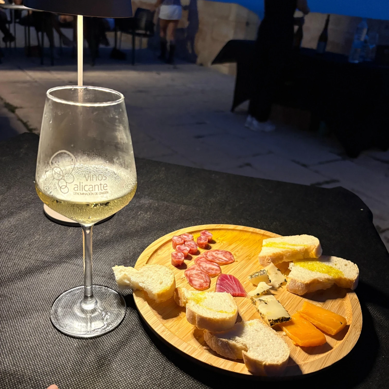 Tres vinos y tapas en el Castillo de Santa Bárbara de Alicante