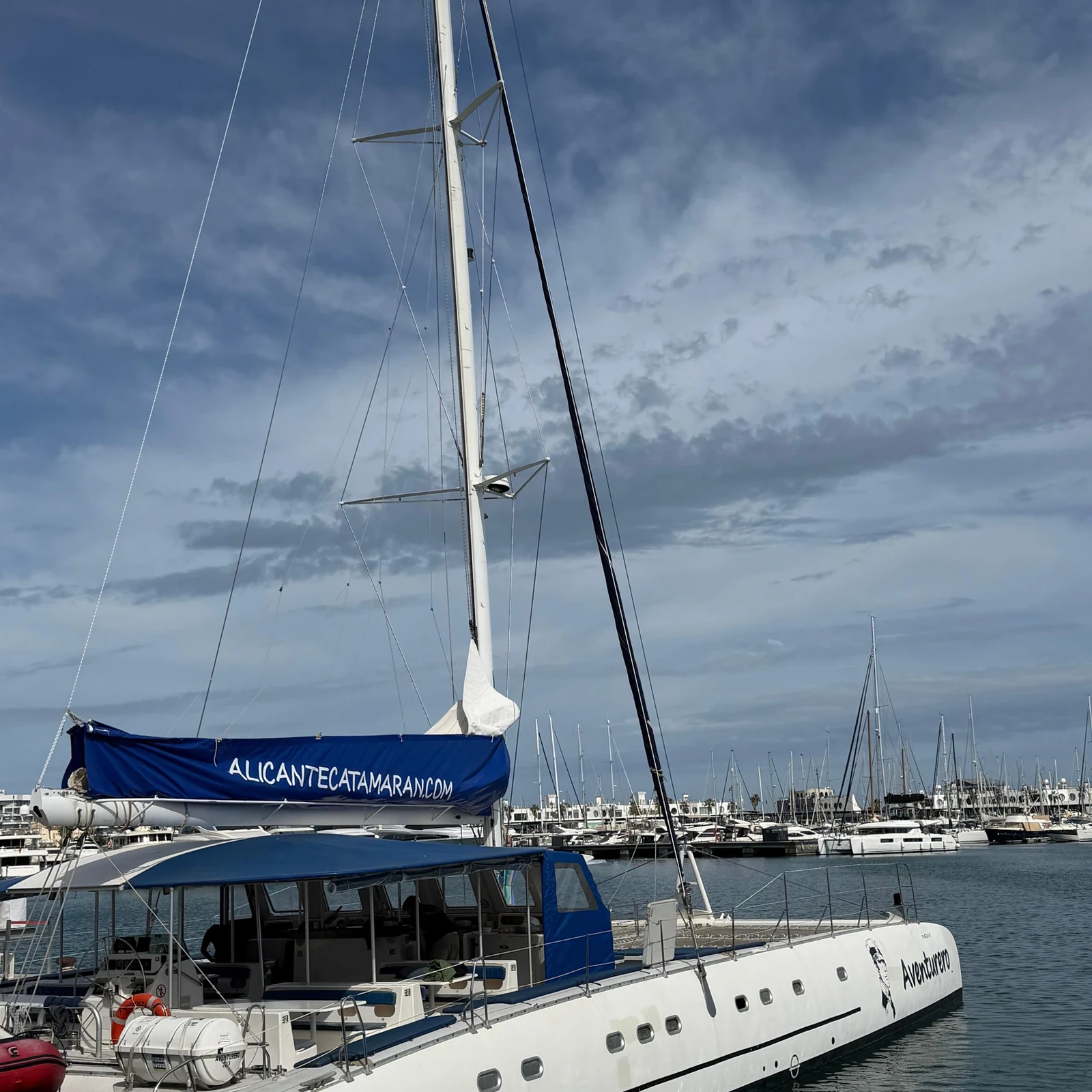 Dos horas en catamarán por la bahía y la costa de Alicante