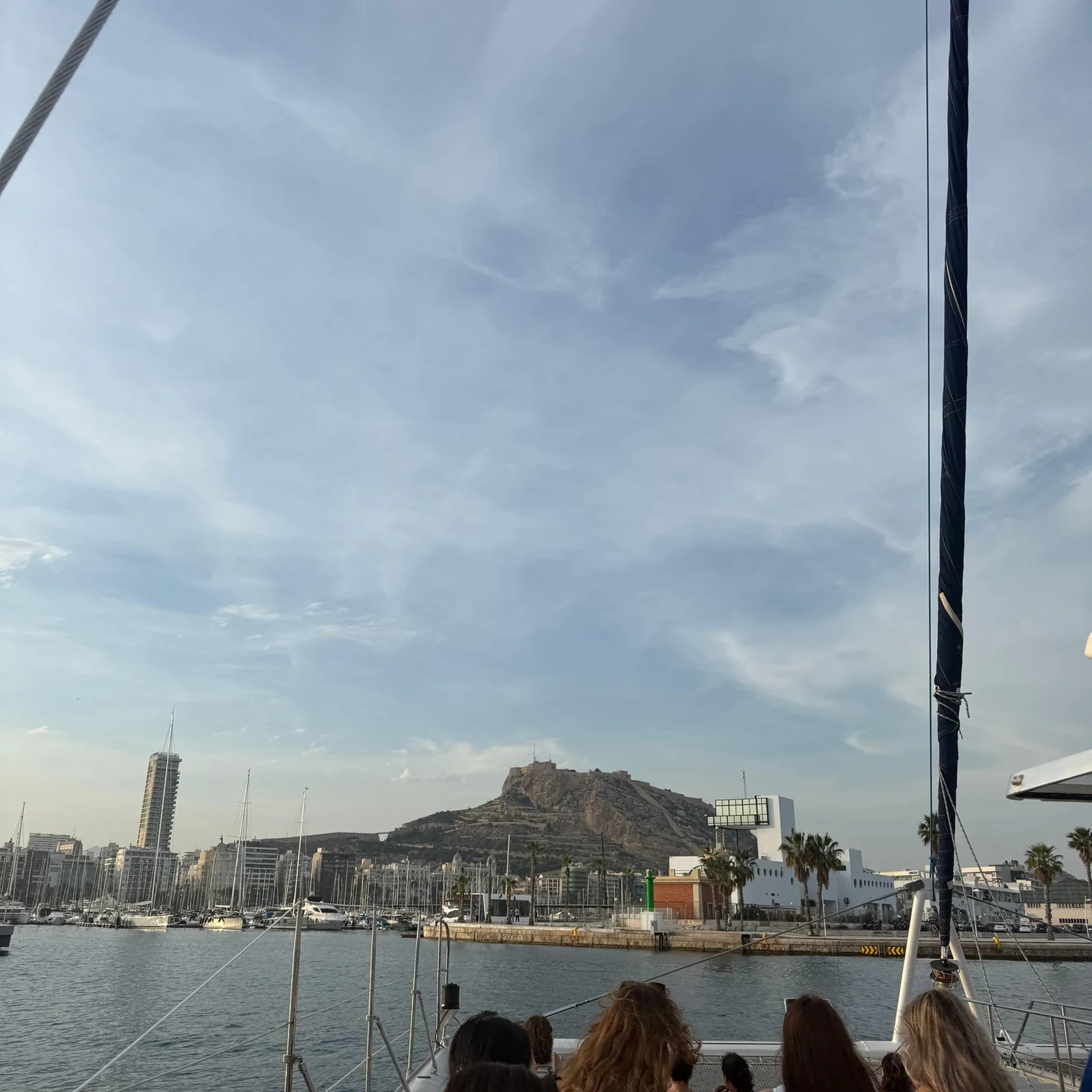 Dos horas en catamarán por la bahía y la costa de Alicante