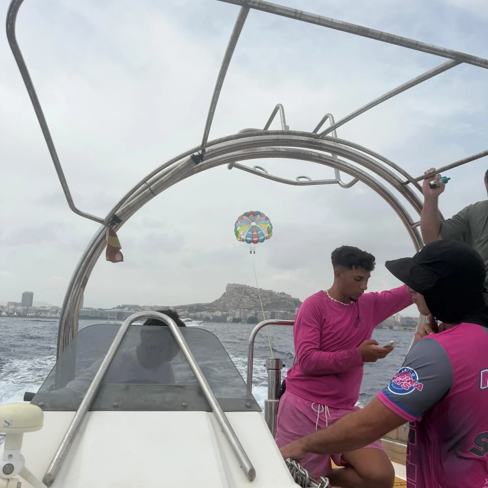 Parasailing in Alicante mit Bootsfahrt vor der Playa del Postiguet