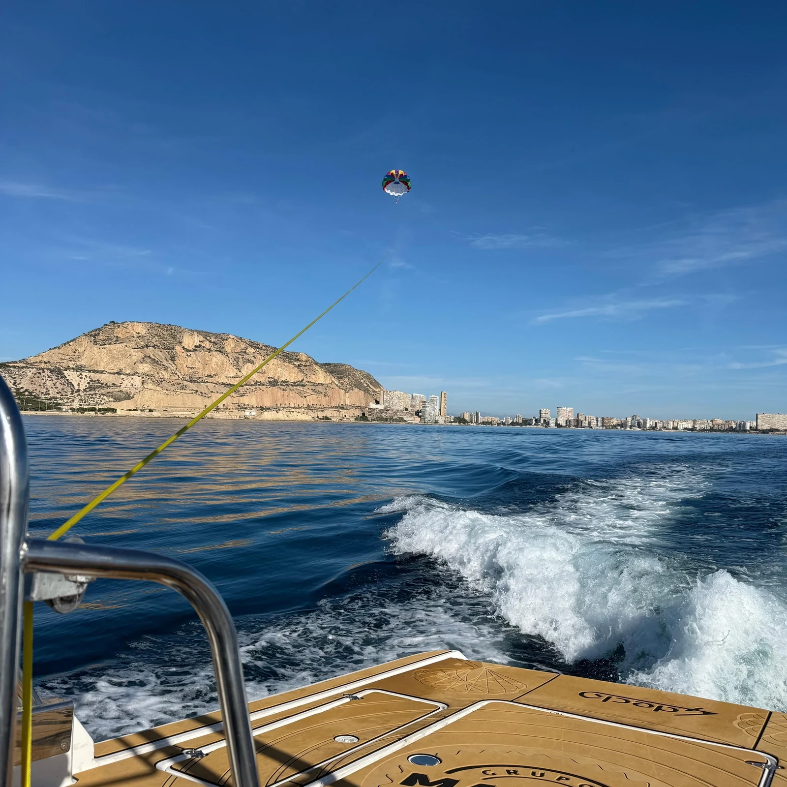 Parasailing in Alicante mit Bootsfahrt vor der Playa del Postiguet