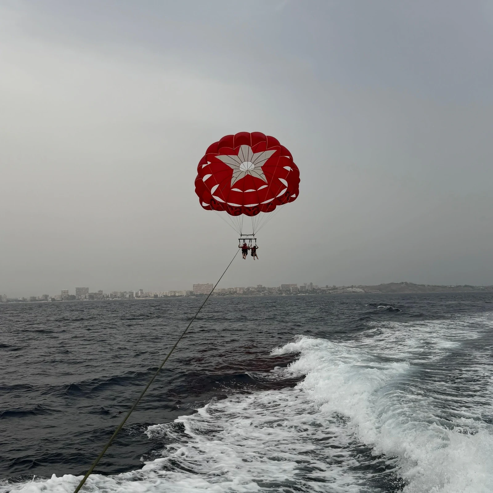 Parasailing in Alicante mit Bootsfahrt vor der Playa del Postiguet