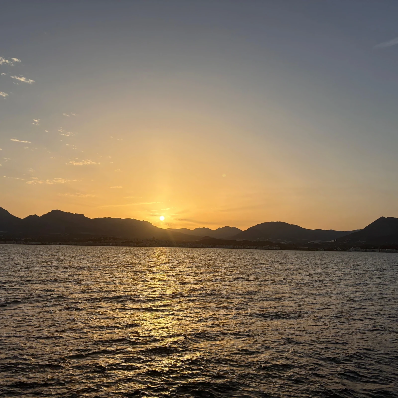 Altea vom Meer: Katamaranfahrt am Tag oder bei Sonnenuntergang