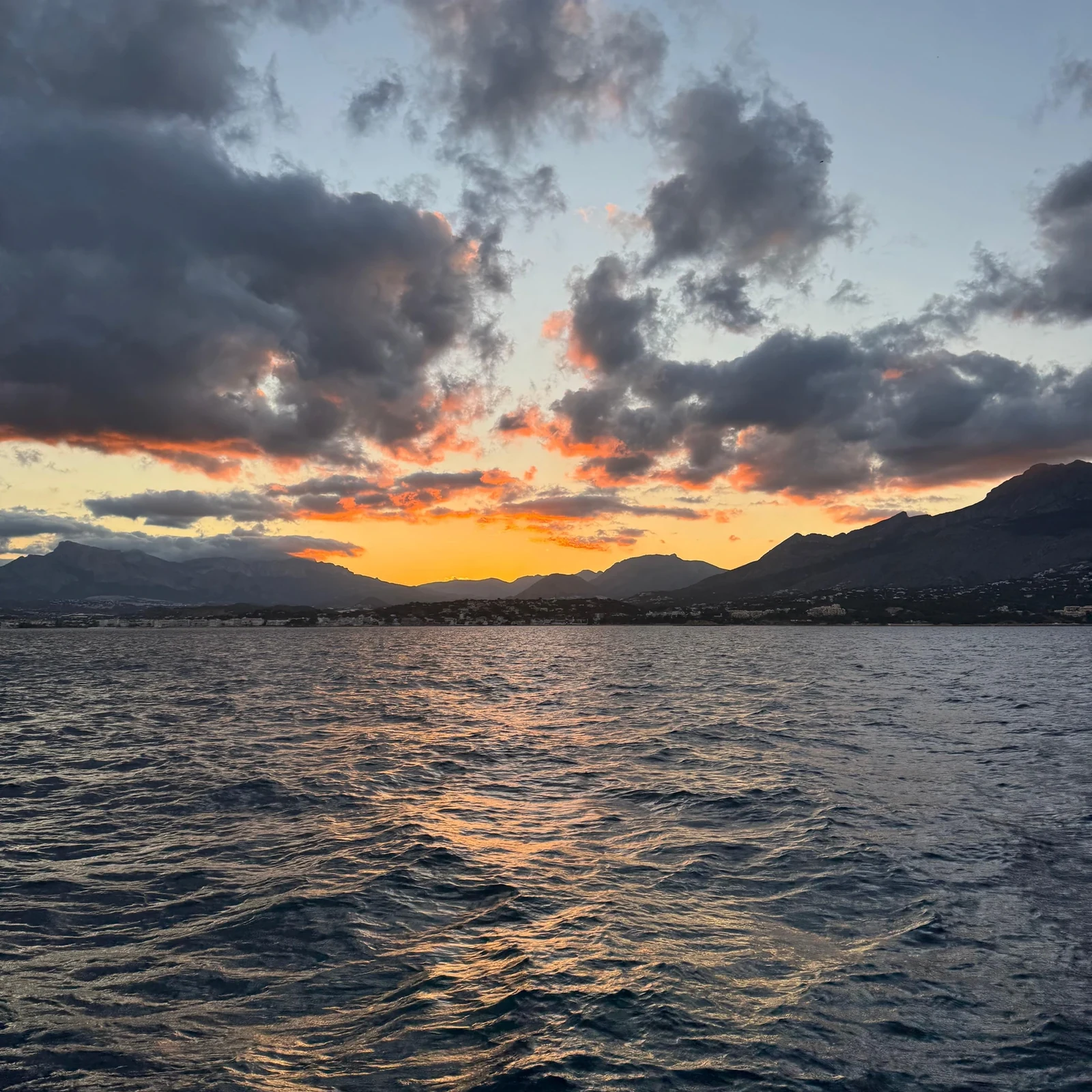 Altea vom Meer: Katamaranfahrt am Tag oder bei Sonnenuntergang