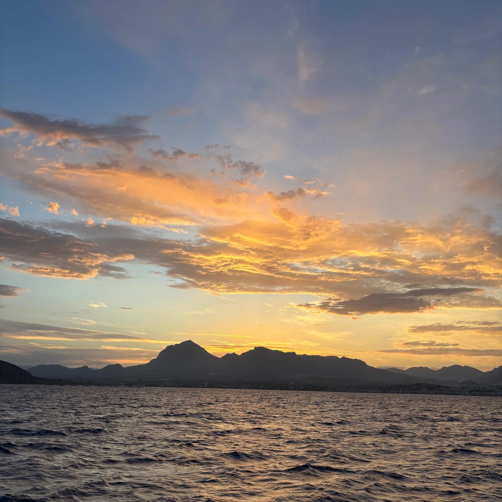 Altea vom Meer: Katamaranfahrt am Tag oder bei Sonnenuntergang