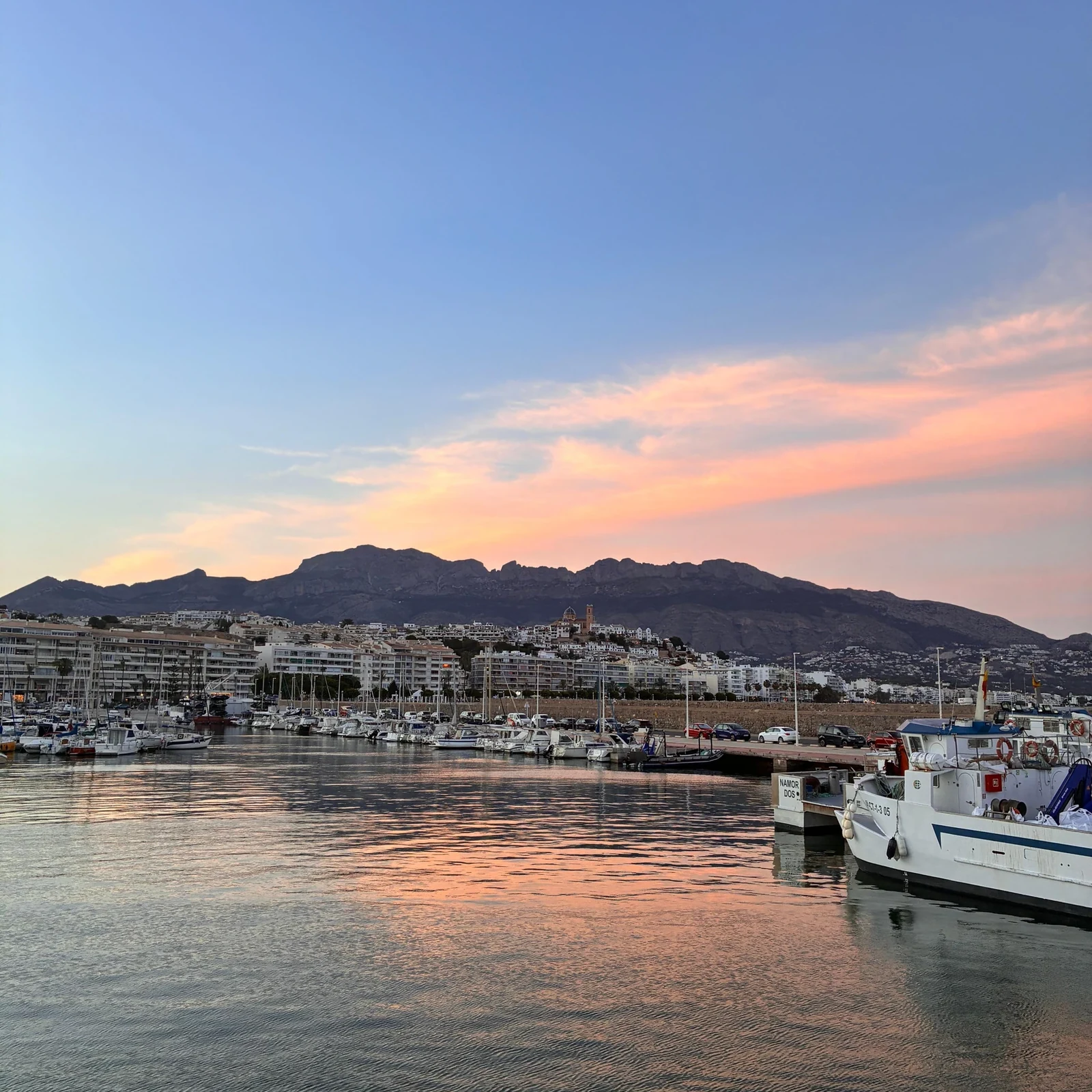 Altea vom Meer: Katamaranfahrt am Tag oder bei Sonnenuntergang