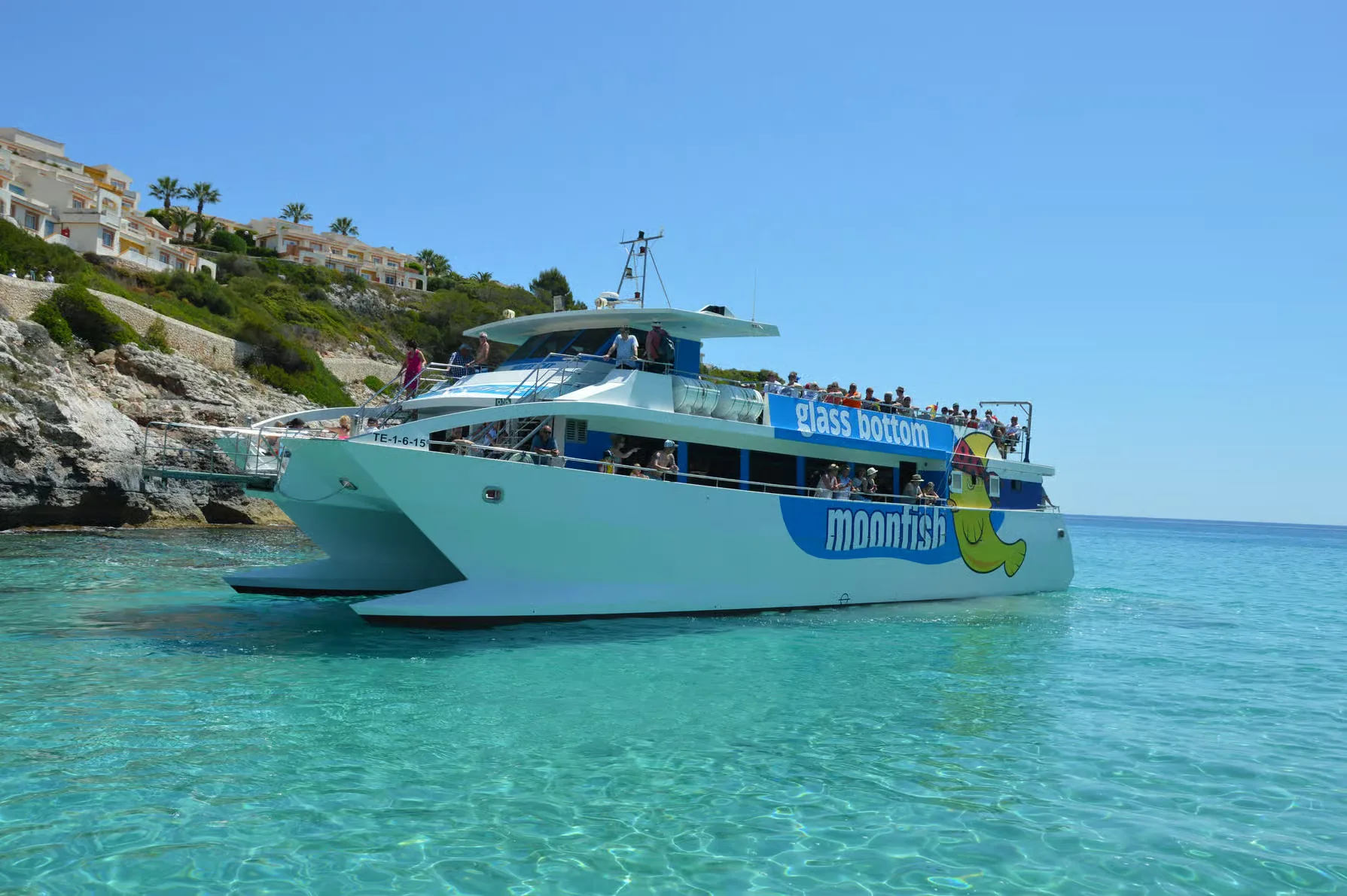 Catamarán con fondo de cristal por la costa este de Mallorca