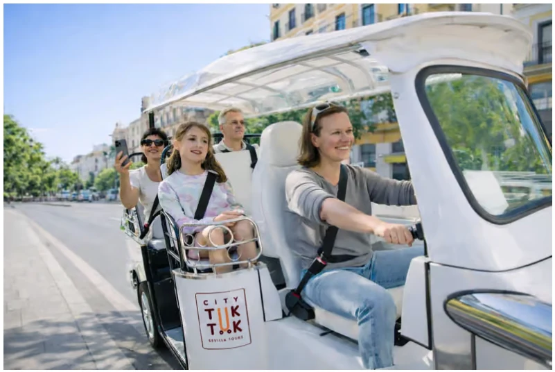 Tour privado en tuk tuk por Sevilla, cómodo y panorámico