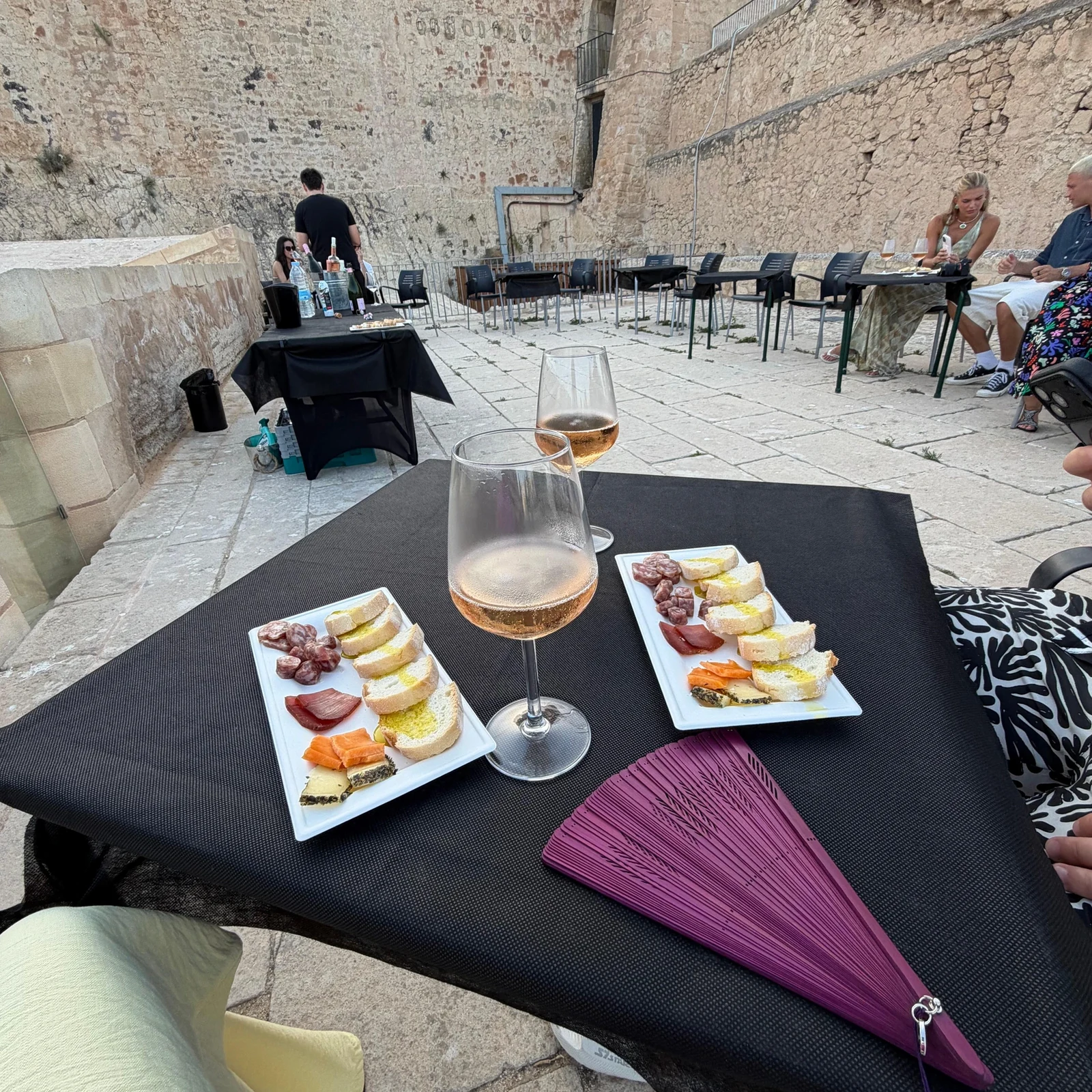 Dégustation de vins rosés au château de Santa Bárbara à Alicante