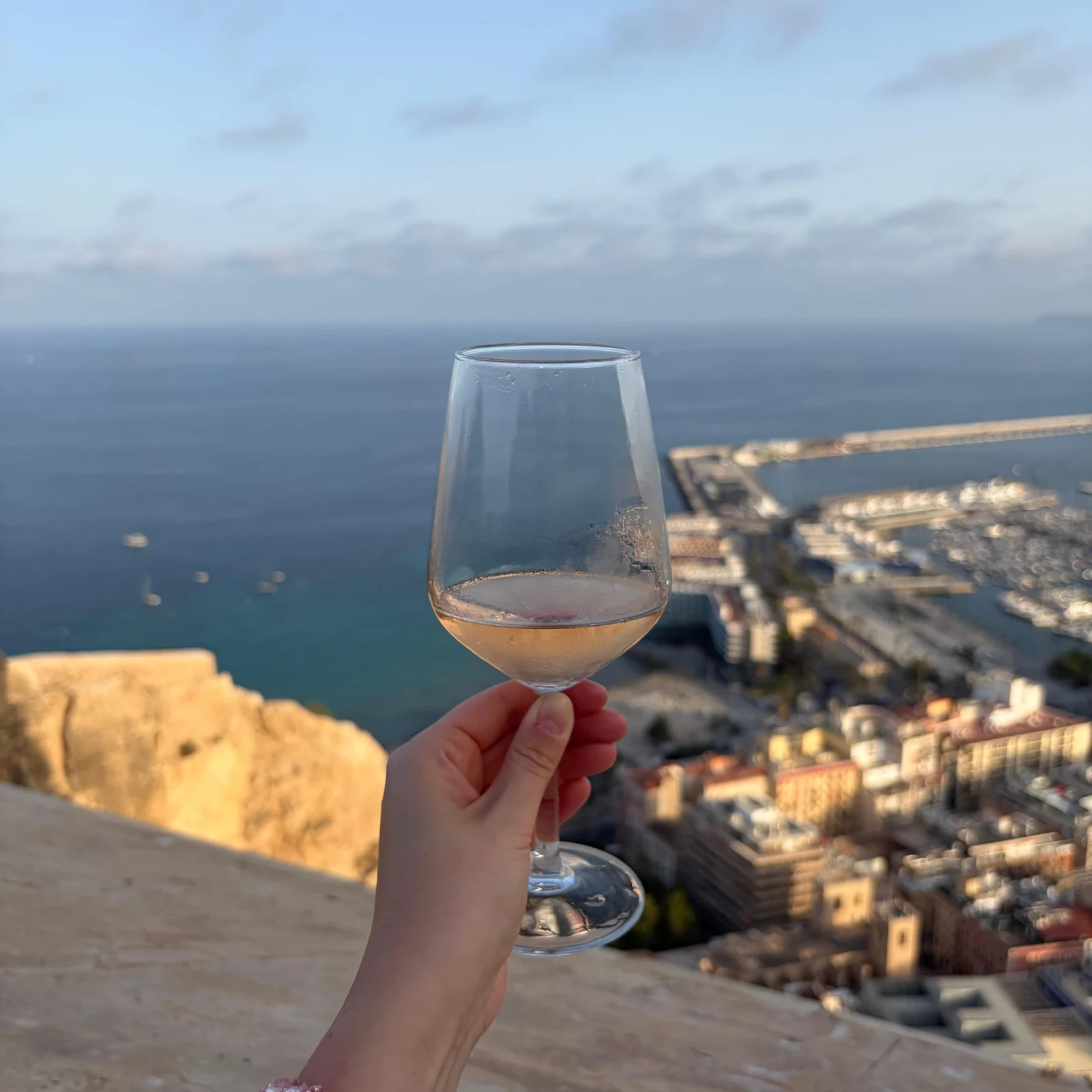 Drei Roséweine, drei Tapas und Alicante zu deinen Füßen auf der Burg Santa Bárbara