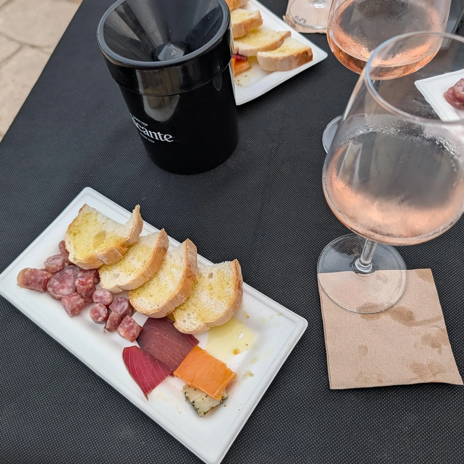 Drei Roséweine, drei Tapas und Alicante zu deinen Füßen auf der Burg Santa Bárbara