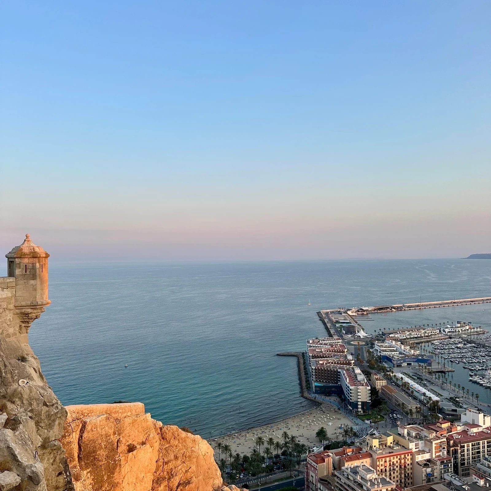 Drei Roséweine, drei Tapas und Alicante zu deinen Füßen auf der Burg Santa Bárbara