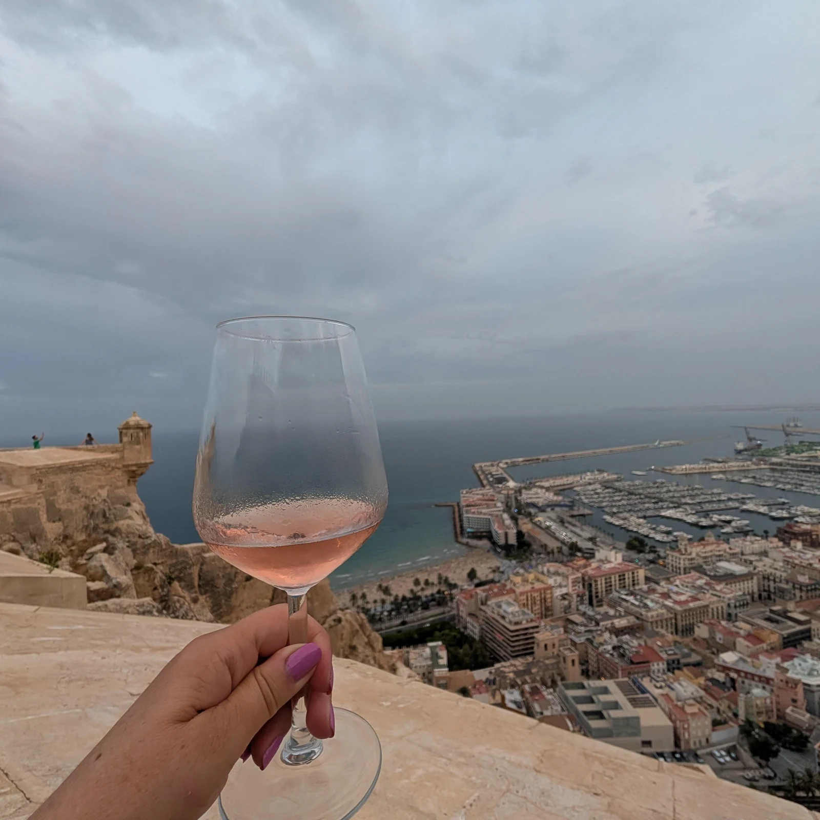 Drei Roséweine, drei Tapas und Alicante zu deinen Füßen auf der Burg Santa Bárbara