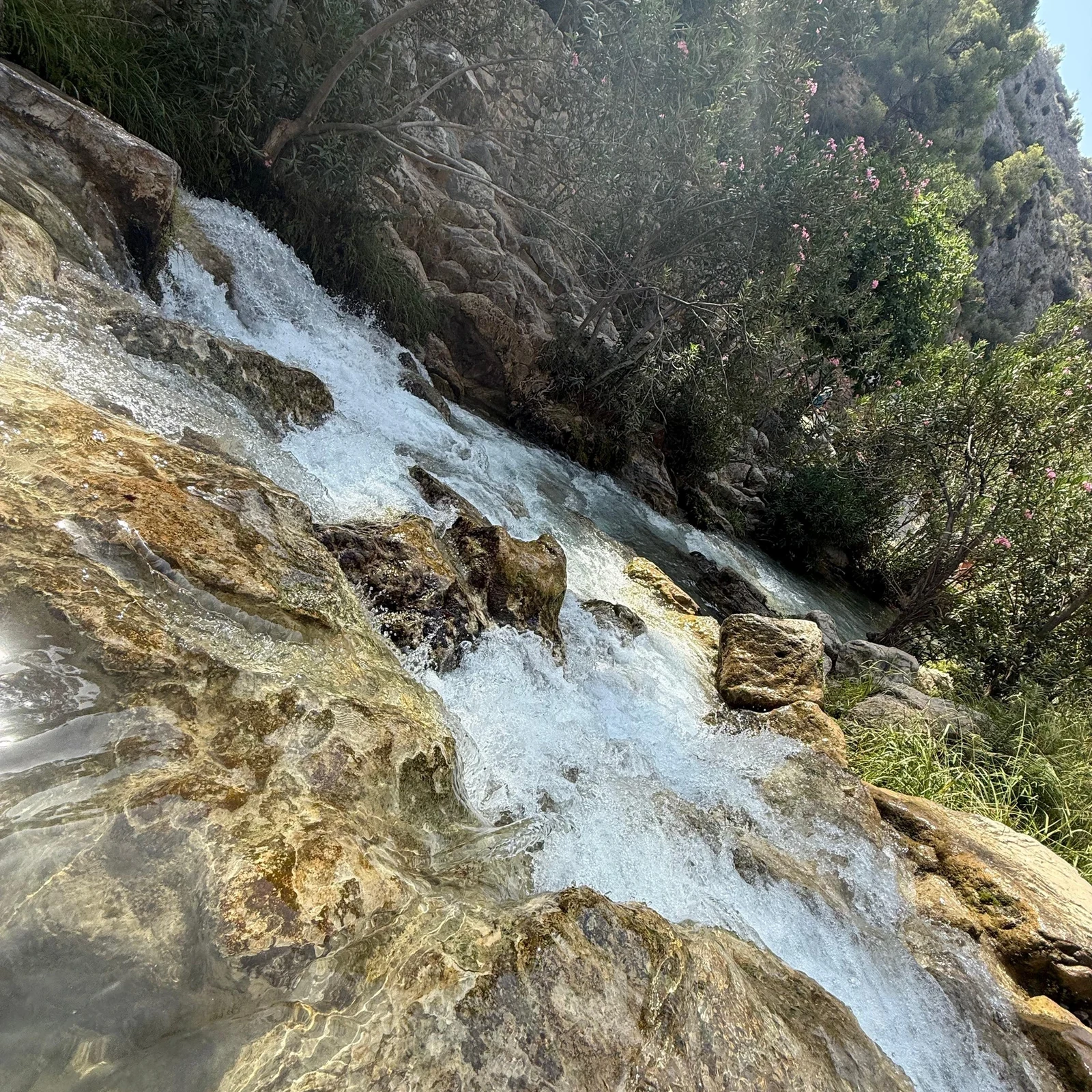 Algar-Wasserfälle ab Alicante mit Transfer und 2 Stunden zum Erkunden