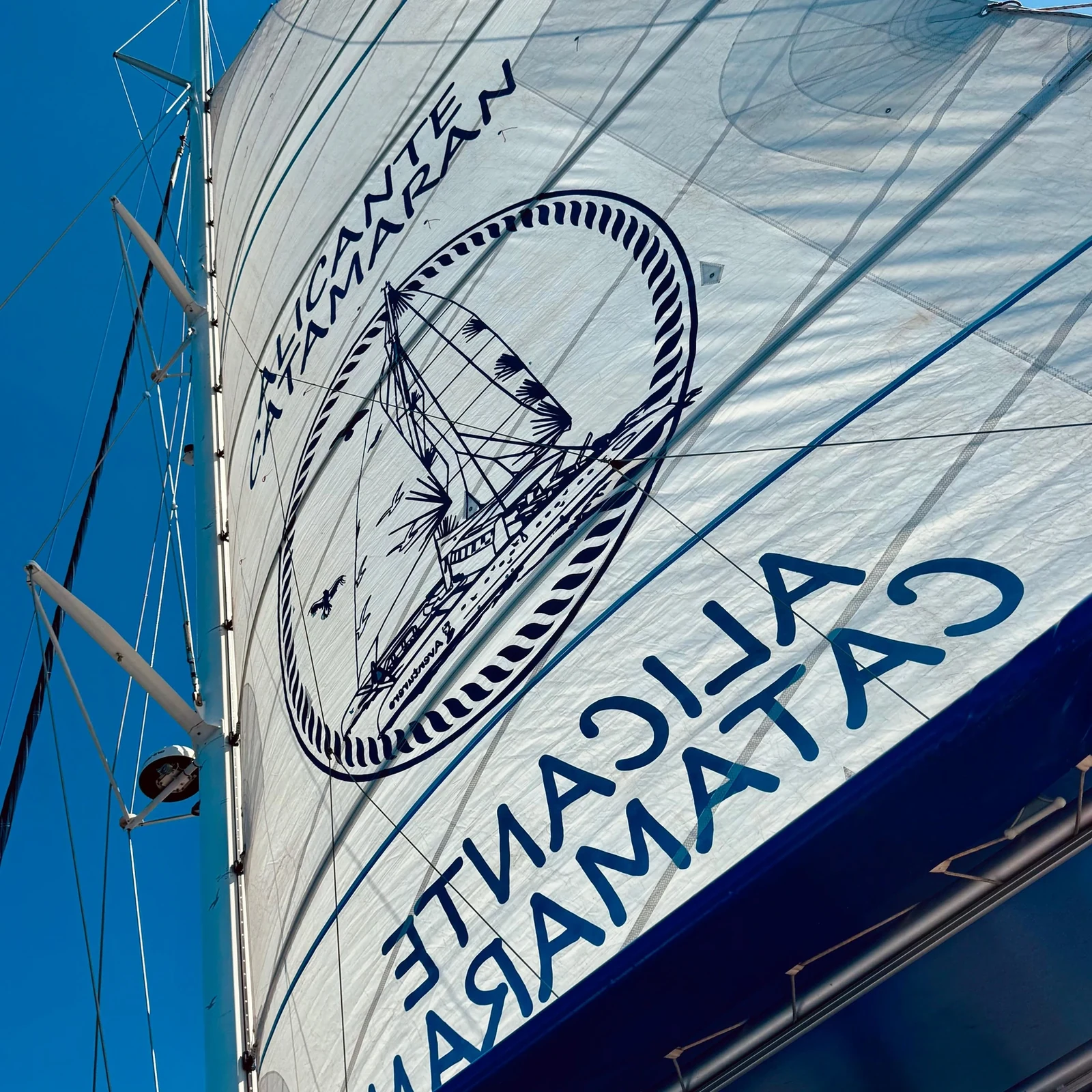Von Alicante nach Tabarca im Katamaran: 6 Stunden Segeln, Baden und Mittagessen