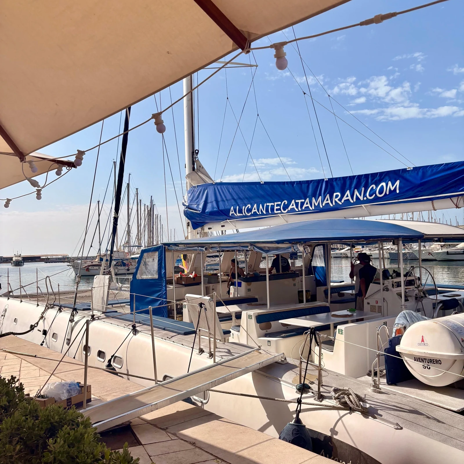 Von Alicante nach Tabarca im Katamaran: 6 Stunden Segeln, Baden und Mittagessen