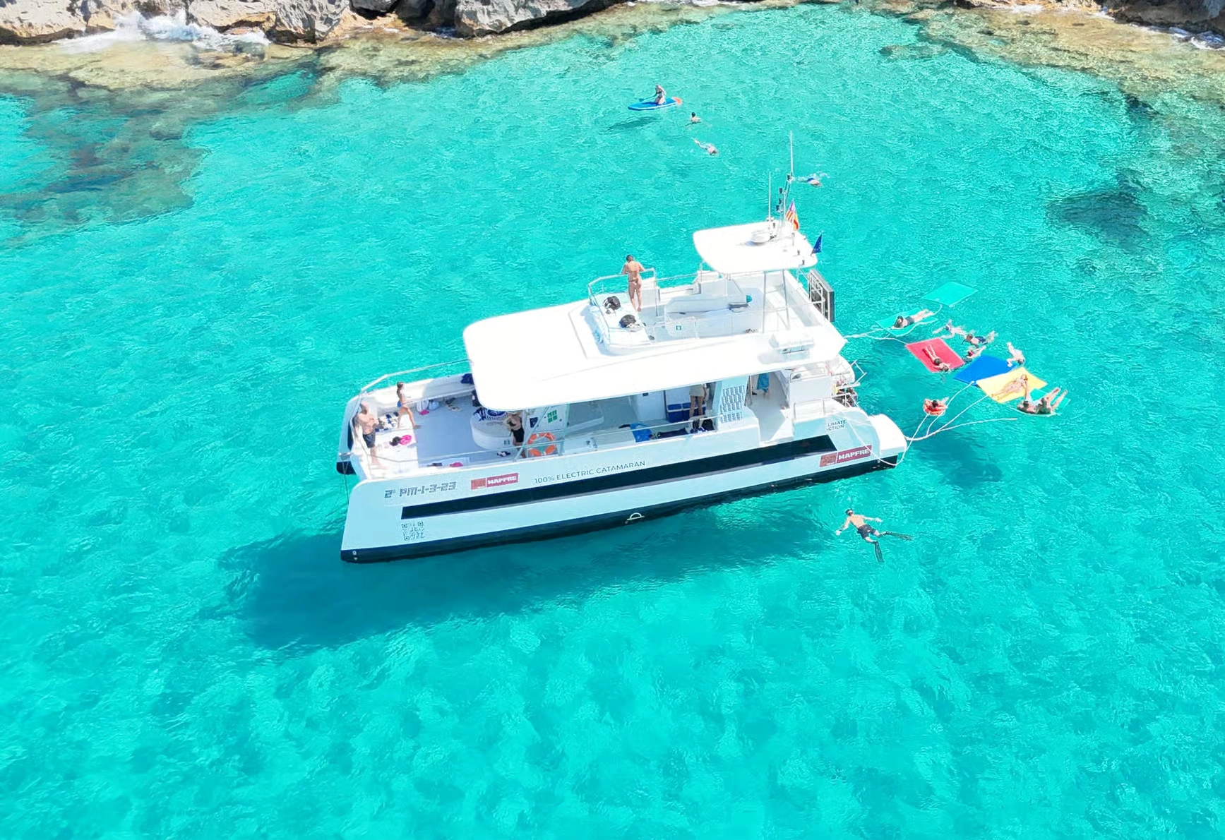 Catamarán Palma snorkel: paseo premium con SUP, tapas y bebida