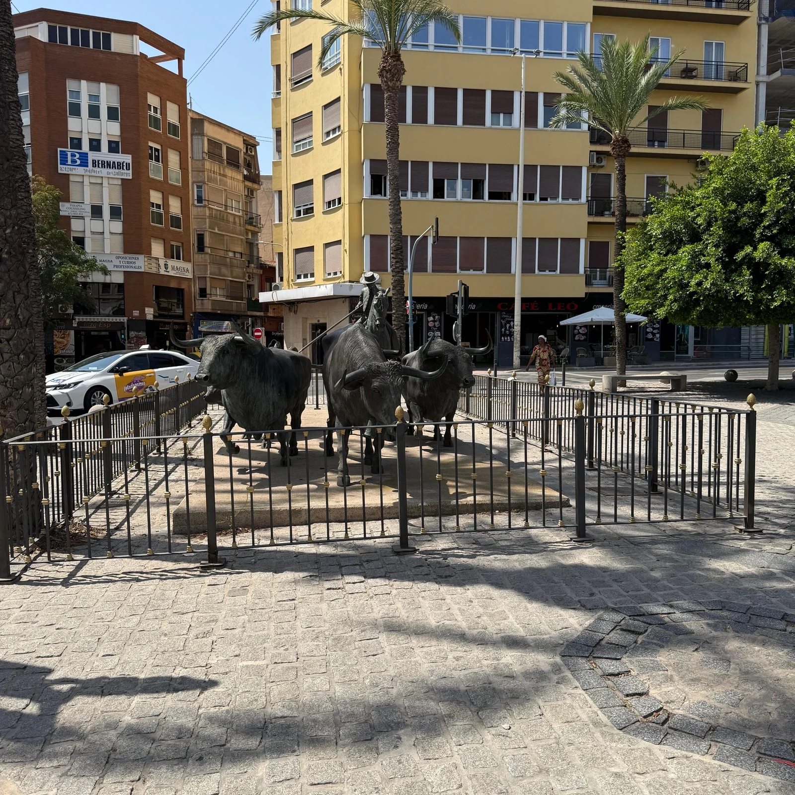 See Alicante by electric tuk-tuk without covering everything on foot