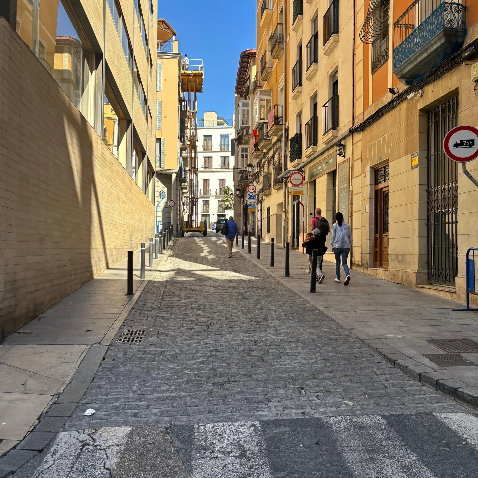 See Alicante by electric tuk-tuk without covering everything on foot