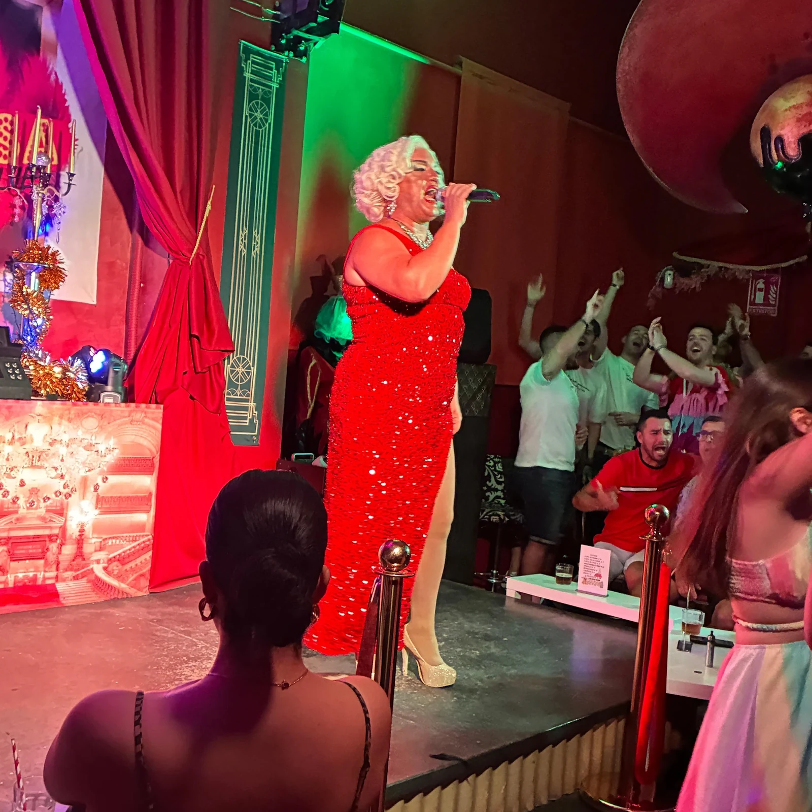 Una noche de drag queen, cabaret y transformismo en Alicante