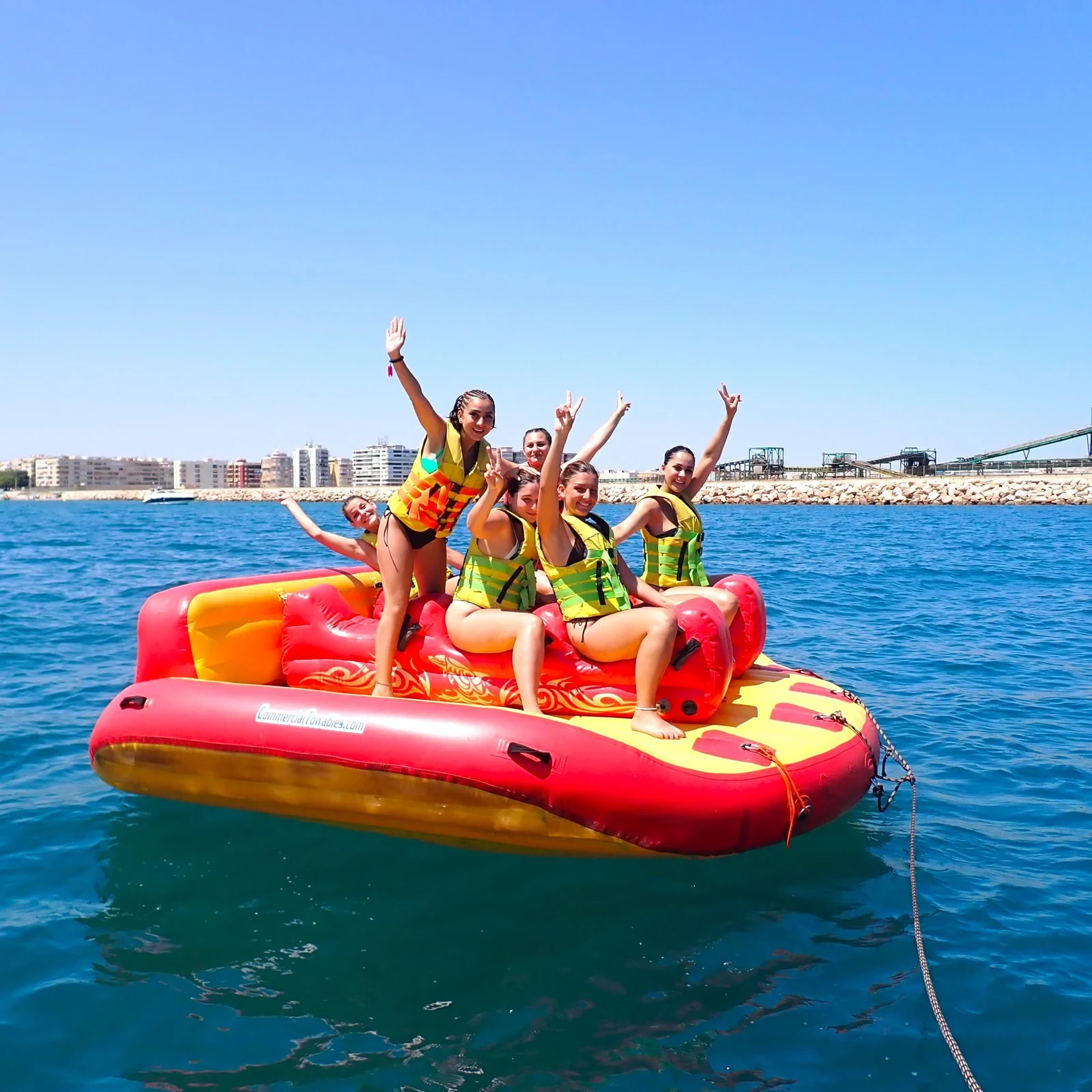 Crazy Sofa en Alicante: velocidad, rebotes y saltos sobre el agua