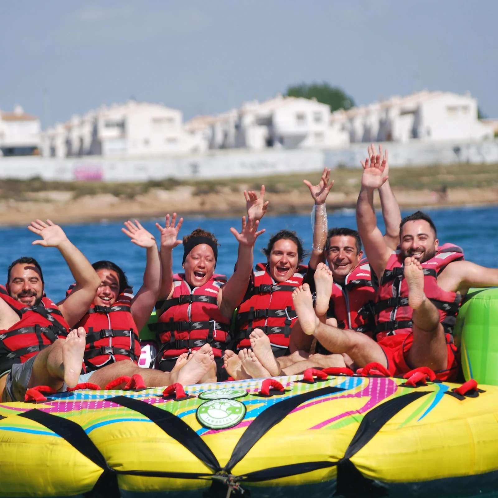 Crazy Sofa en Alicante: velocidad, rebotes y saltos sobre el agua