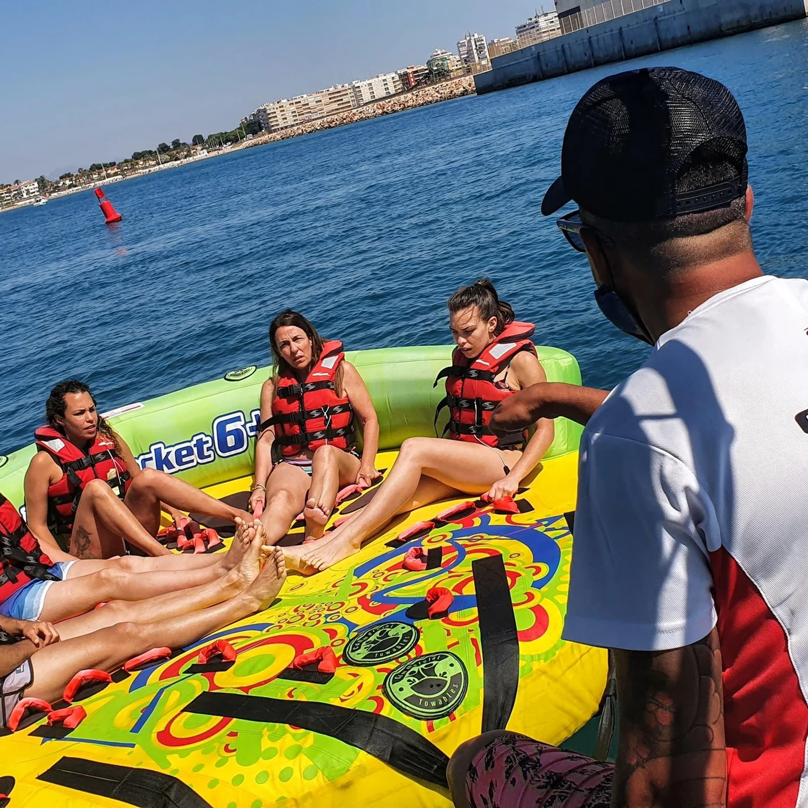 Crazy Sofa en Alicante: velocidad, rebotes y saltos sobre el agua