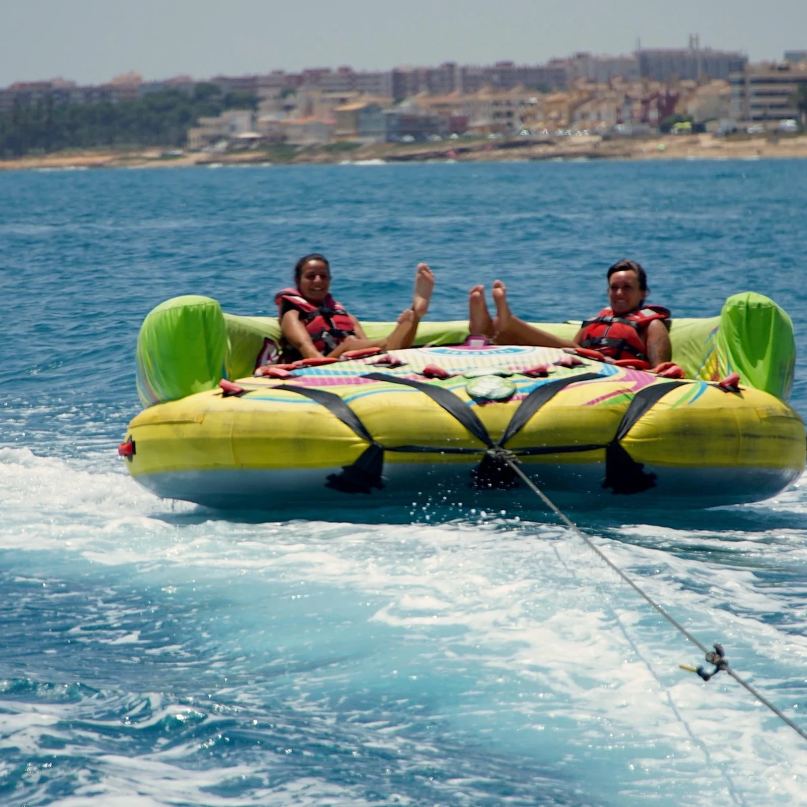Crazy Sofa en Alicante: velocidad, rebotes y saltos sobre el agua