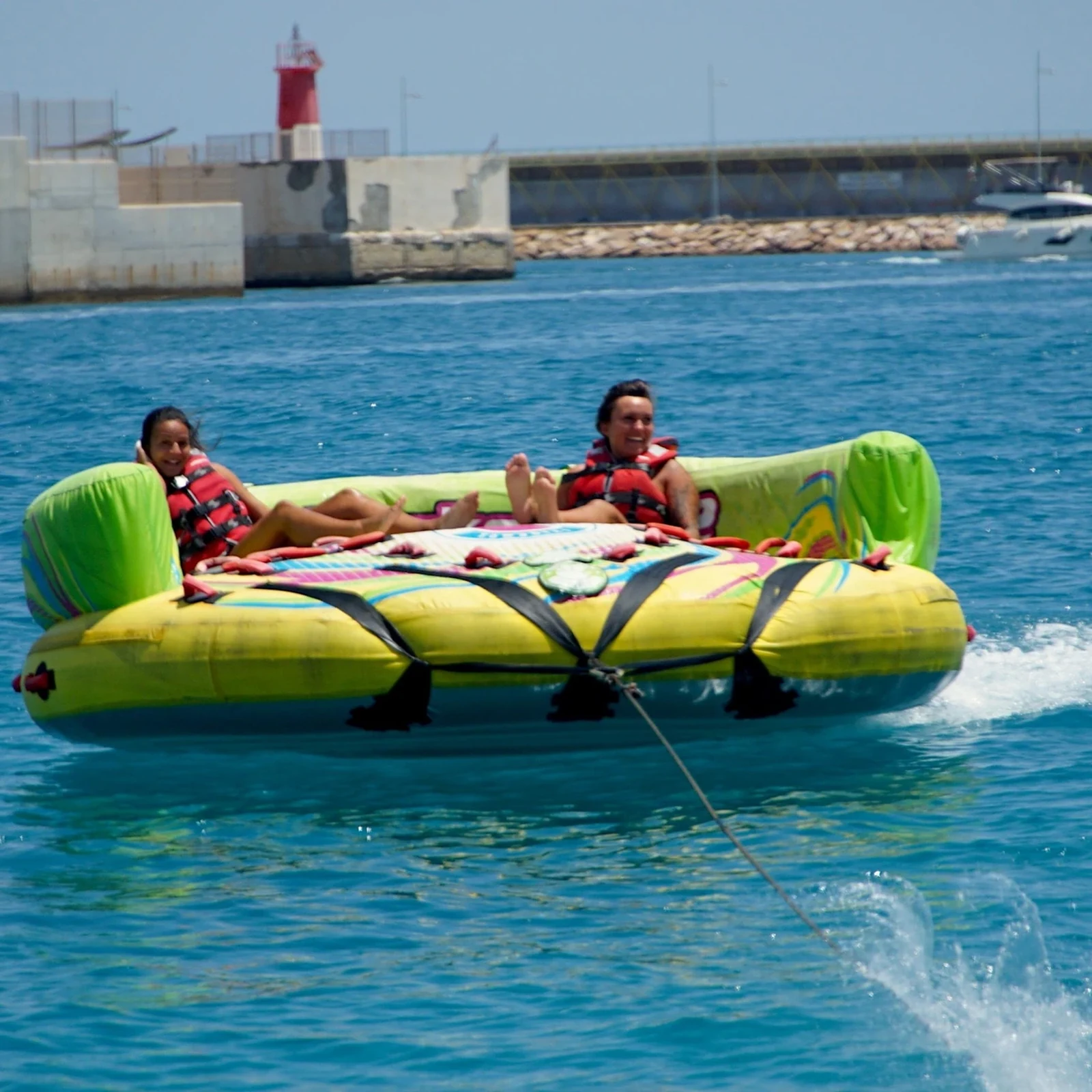 Crazy Sofa en Alicante: velocidad, rebotes y saltos sobre el agua