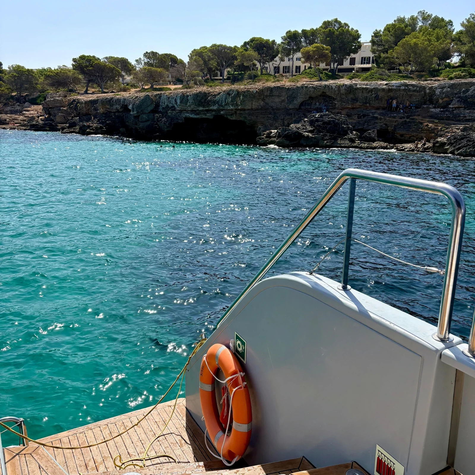 Catamarán desde Palma a Cueva Verde y Cala Vella con baño, snorkel y barbacoa