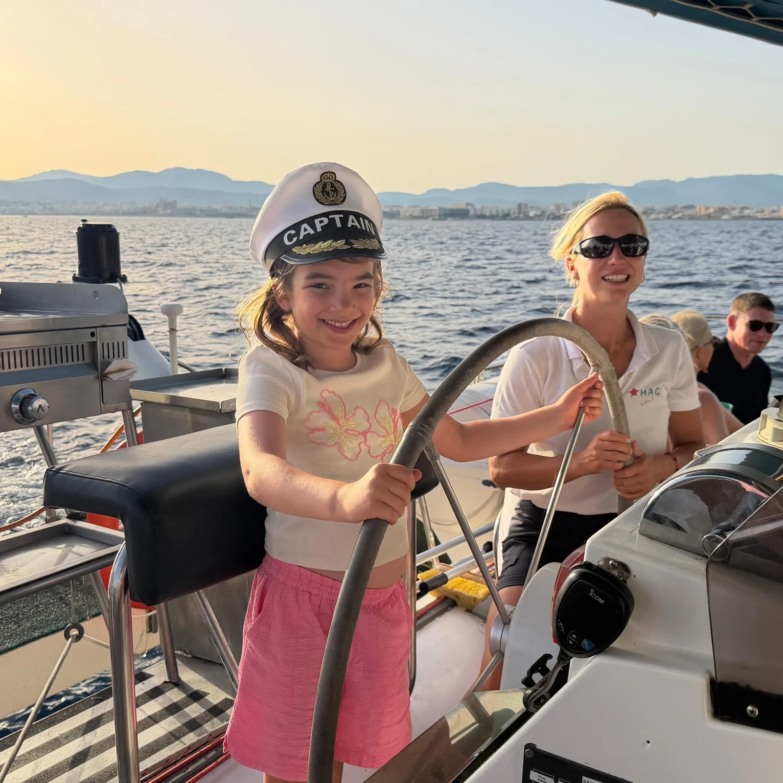 Catamarán al atardecer por la Bahía de Palma con bebida y aperitivos