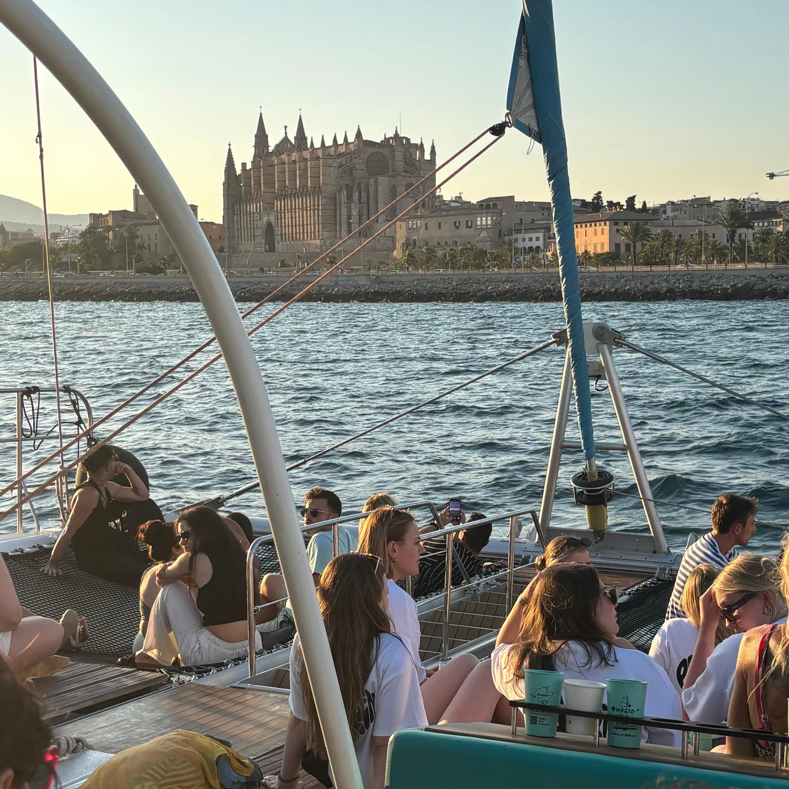 Catamarán al atardecer por la Bahía de Palma con bebida y aperitivos