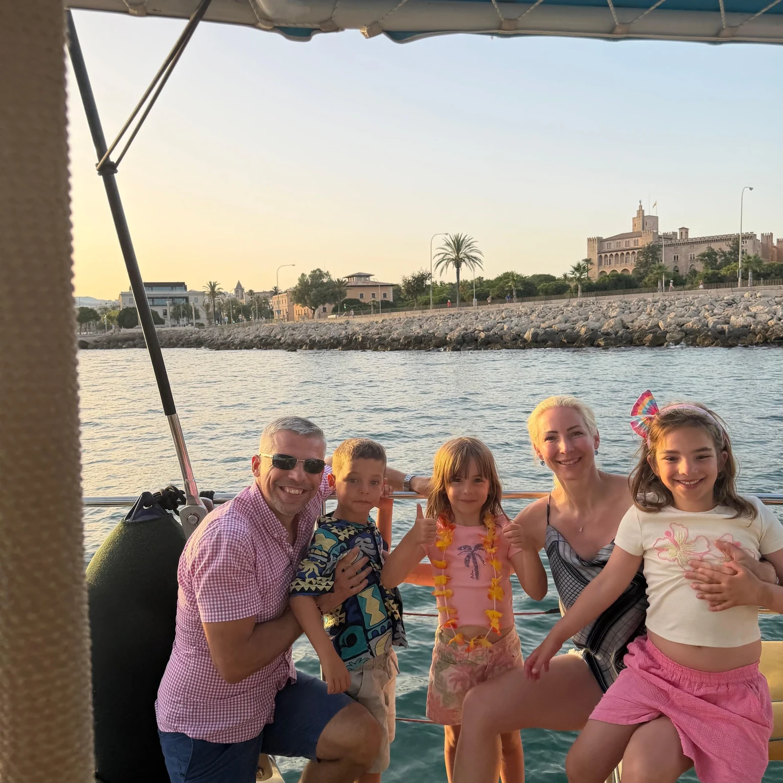 Catamarán al atardecer por la Bahía de Palma con bebida y aperitivos
