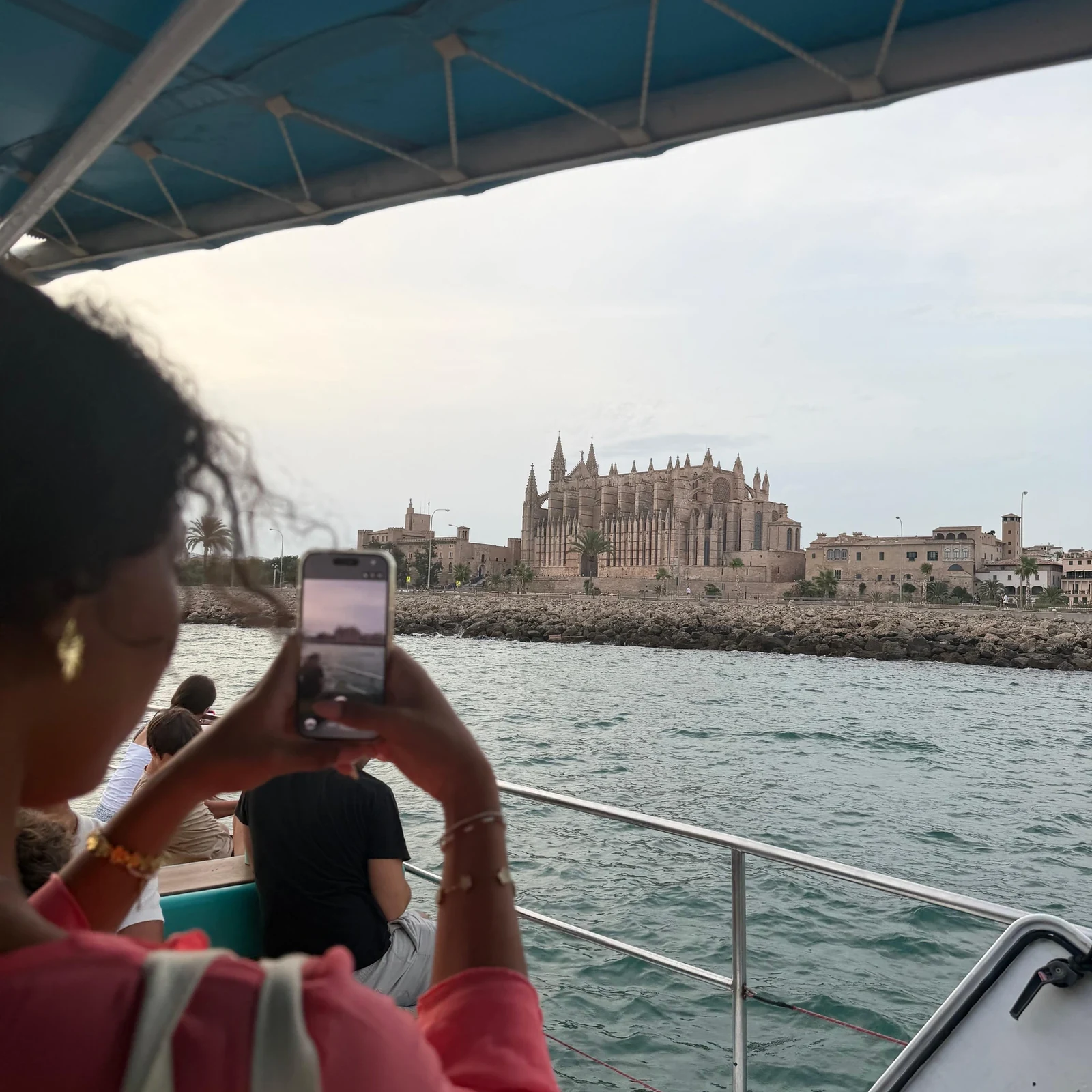 Catamarán al atardecer por la Bahía de Palma con bebida y aperitivos