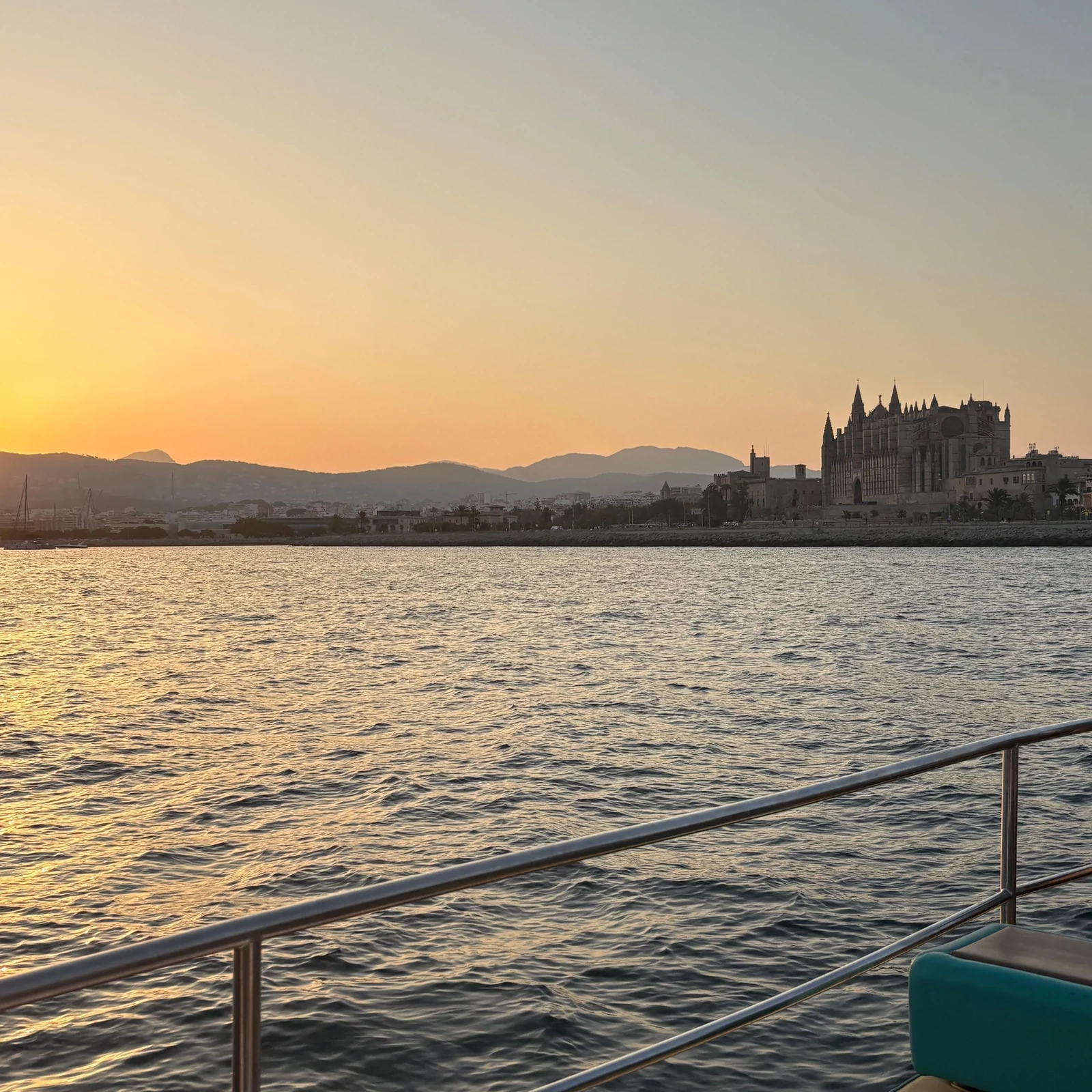 Catamarán al atardecer por la Bahía de Palma con bebida y aperitivos